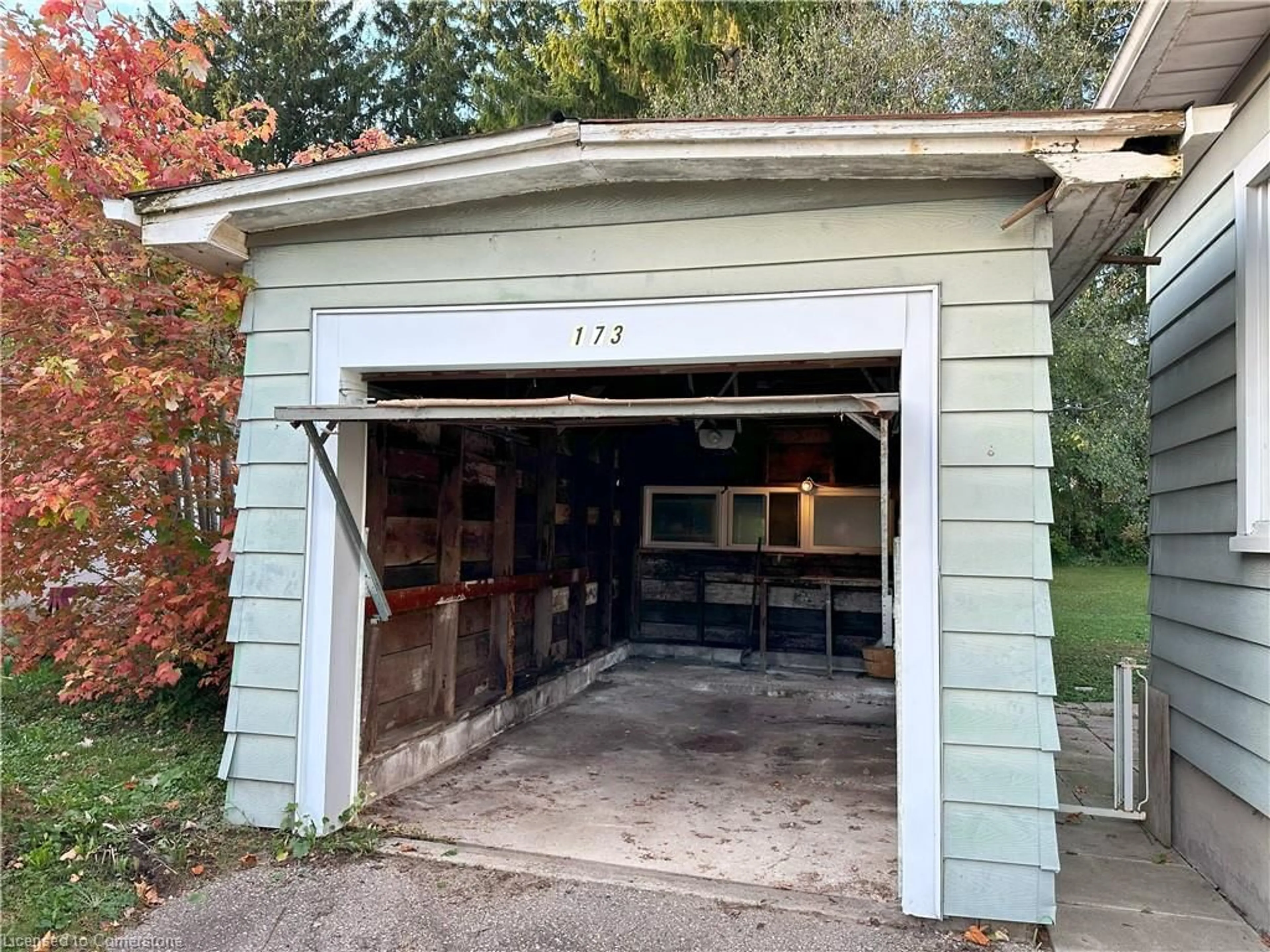 Indoor garage for 173 Canterbury St, Ingersoll Ontario N5C 1E2