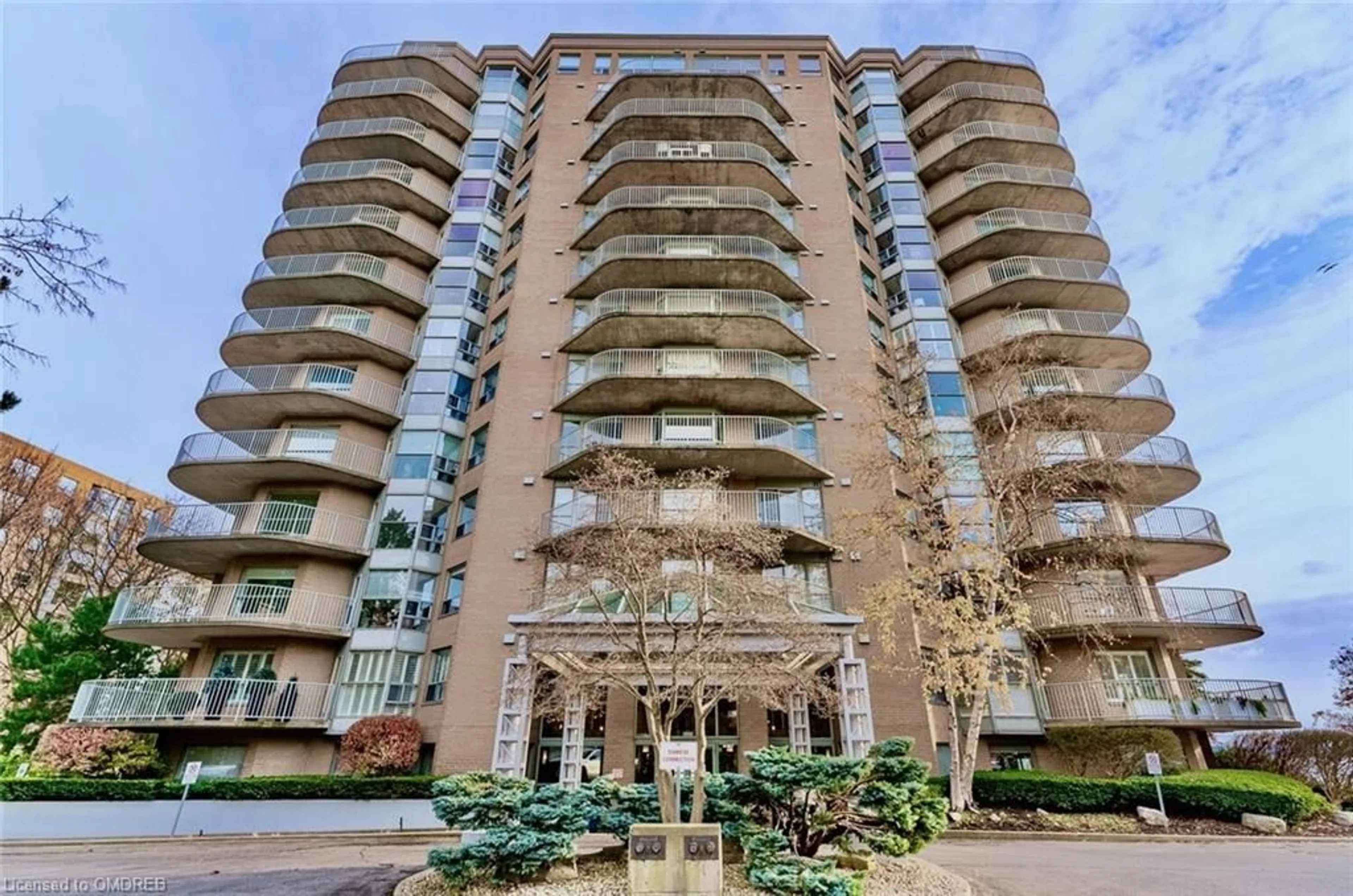 A pic from exterior of the house or condo, the front or back of building for 2190 Lakeshore Rd #301, Burlington Ontario L7R 4K1