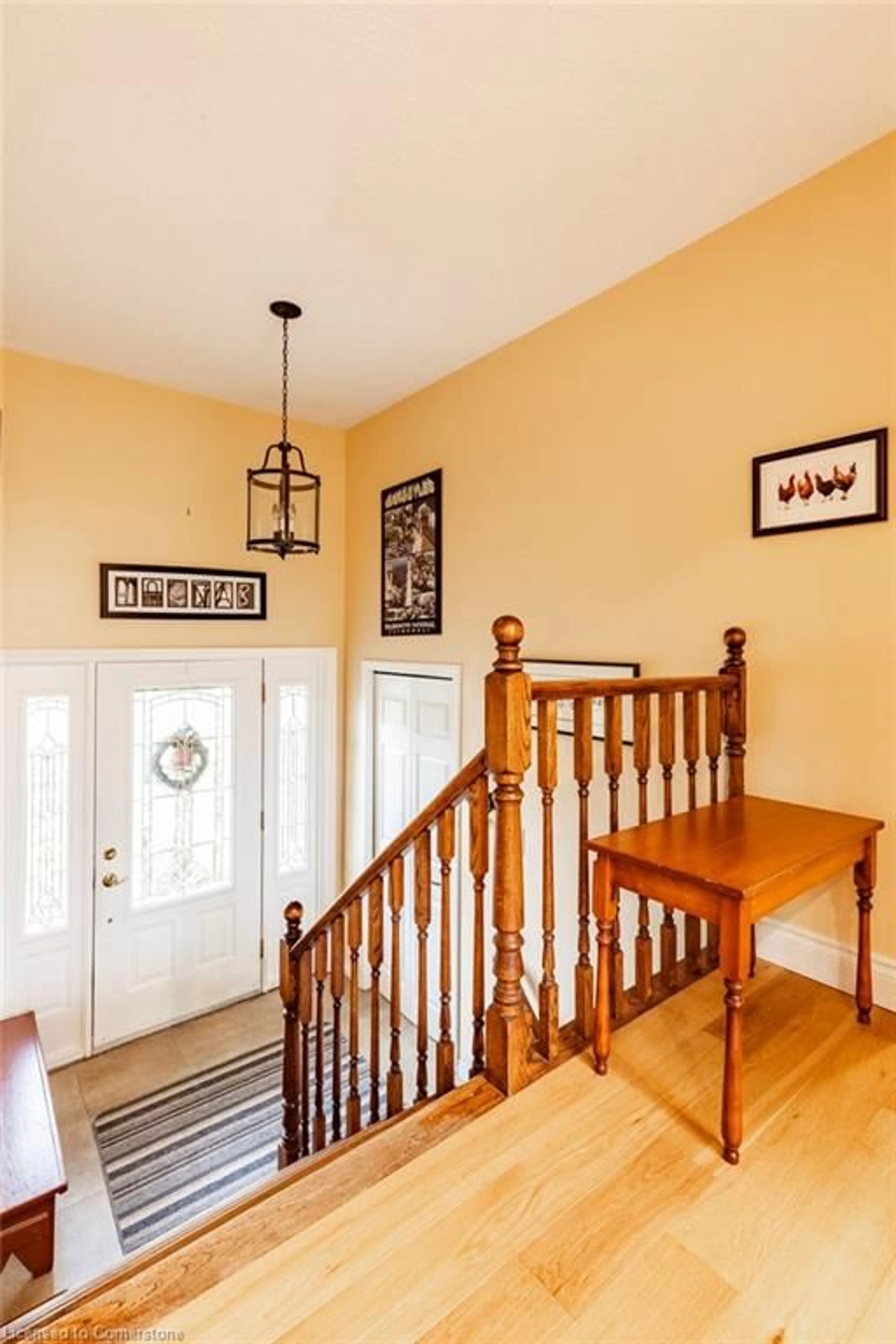 Indoor entryway, wood floors for 10 Valleydale Crt, Hamilton Ontario L8H 4Z8