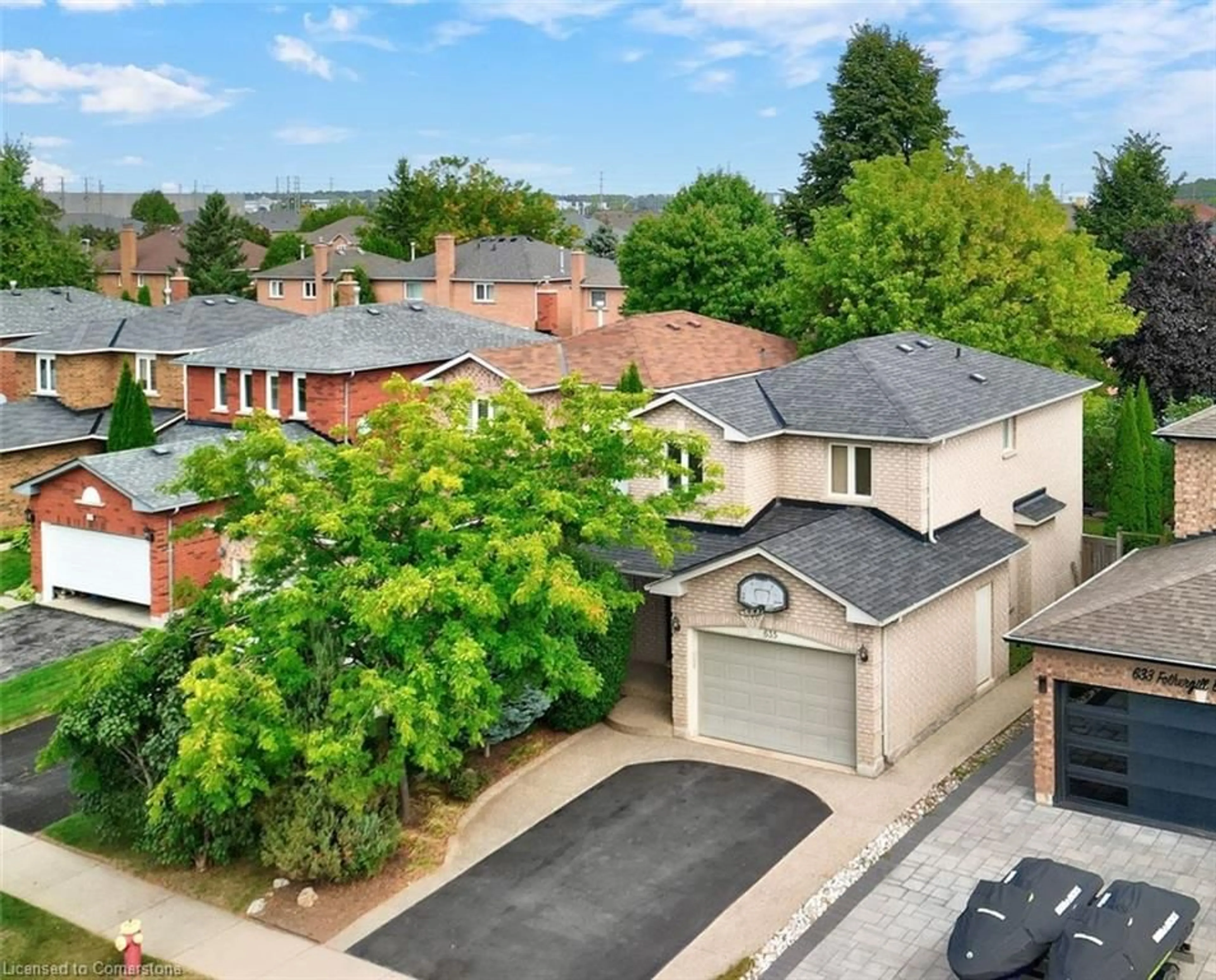 Frontside or backside of a home, the fenced backyard for 635 Fothergill Blvd, Burlington Ontario L7L 6E3