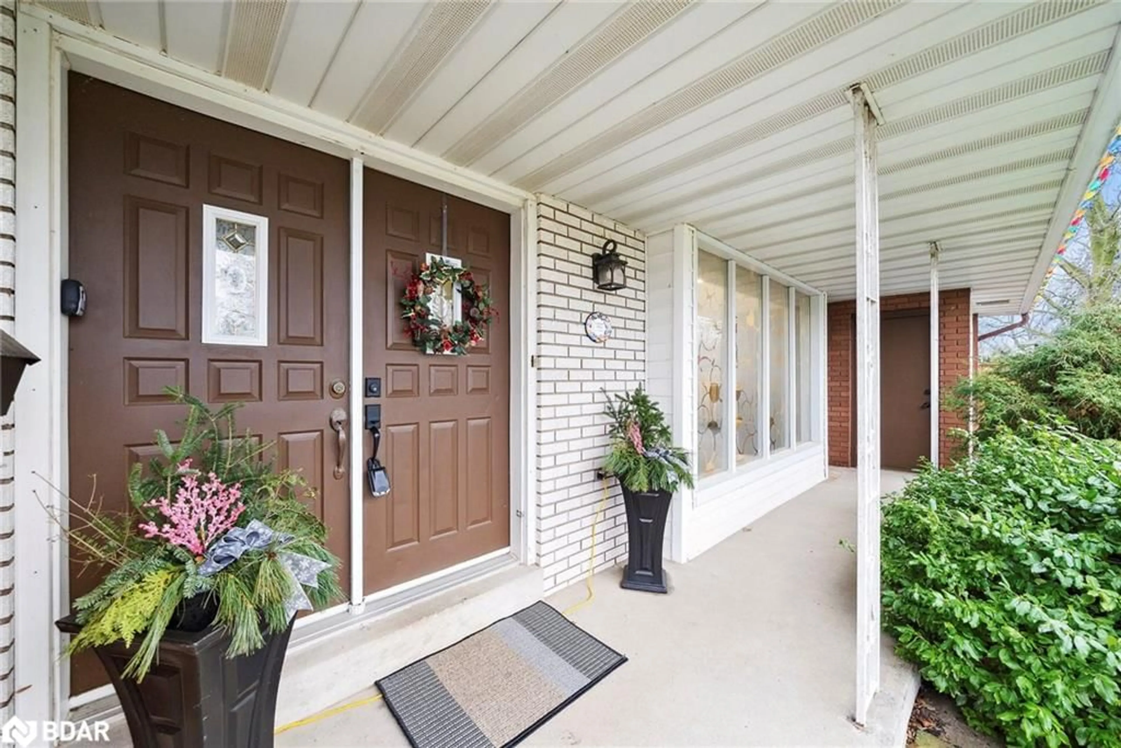 Indoor entryway for 5102 Meadowhill Rd, Burlington Ontario L7L 3K8