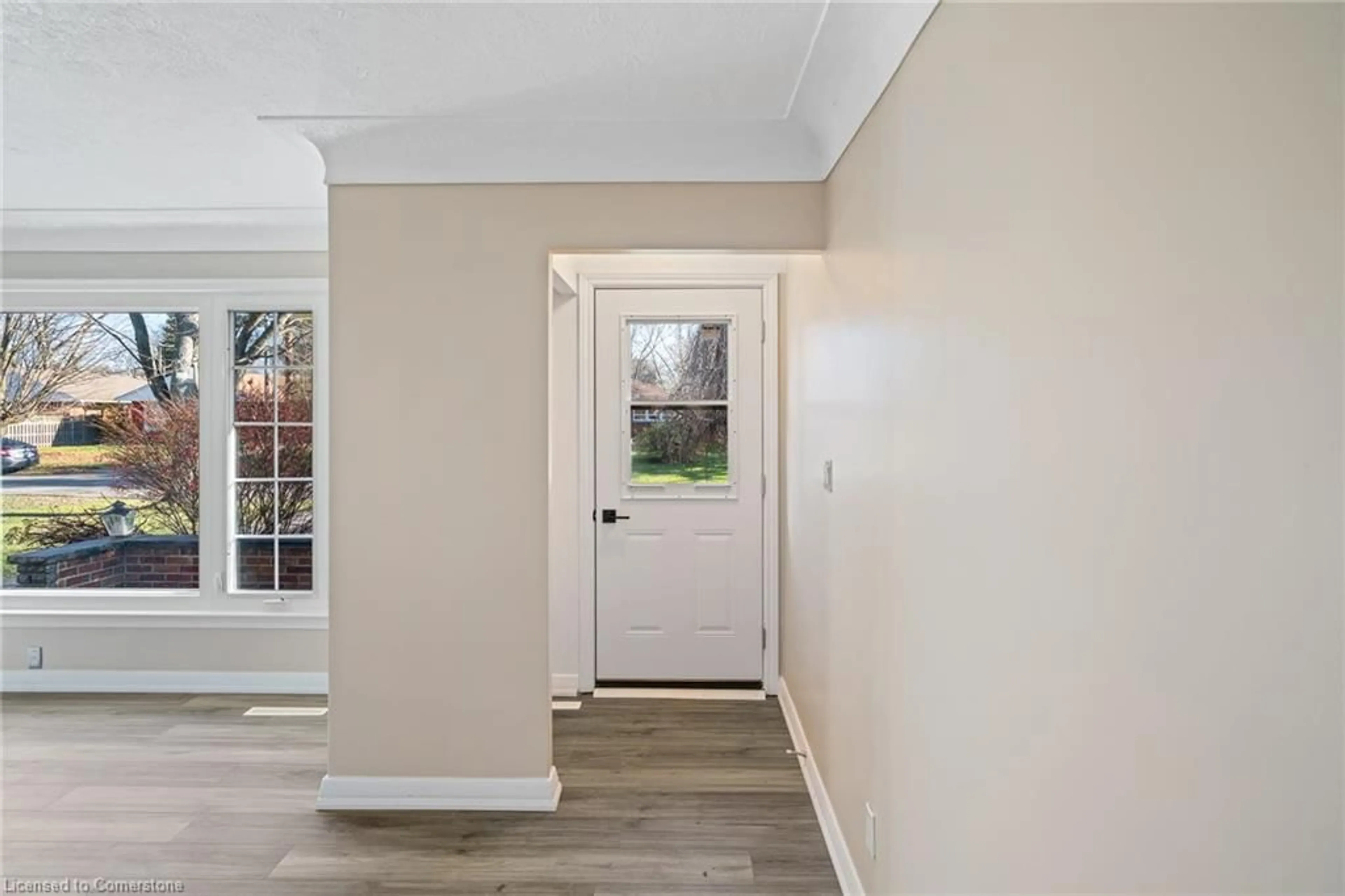 Indoor entryway, wood floors for 41 Linwood Dr, Welland Ontario L3C 2B5