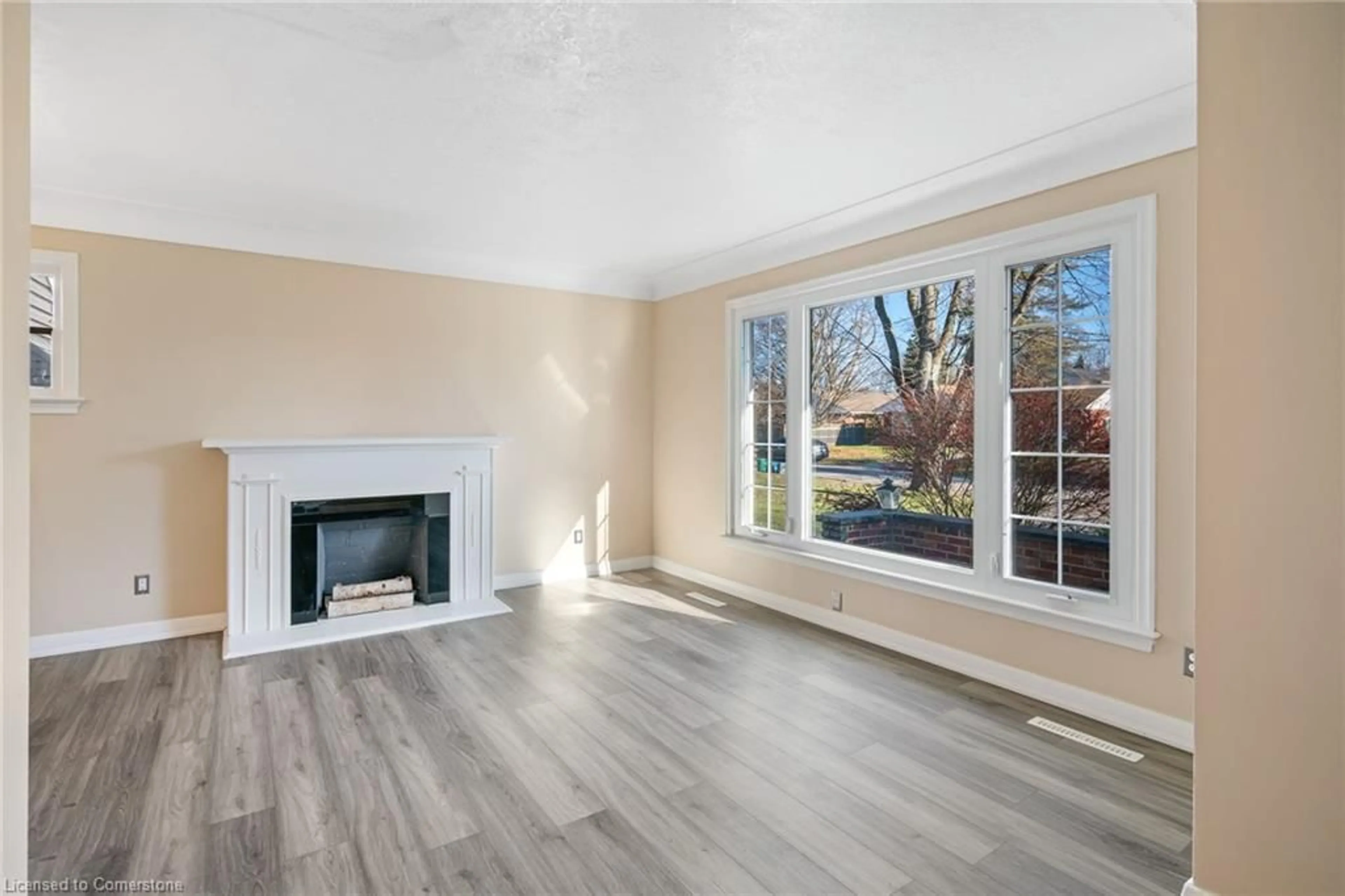 Living room, wood floors for 41 Linwood Dr, Welland Ontario L3C 2B5