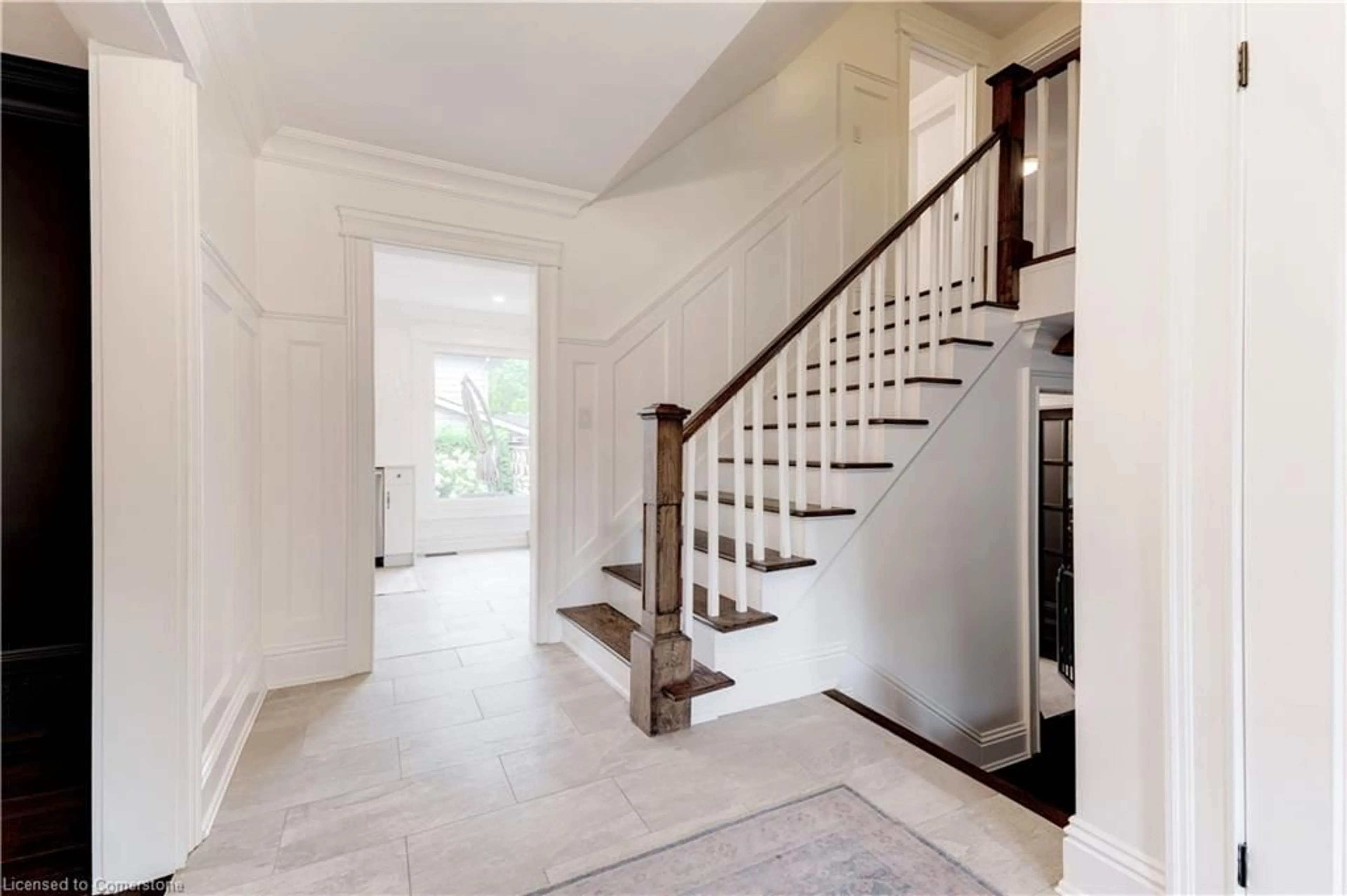 Indoor entryway, wood floors for 4190 Spruce Ave, Burlington Ontario L7L 1K9