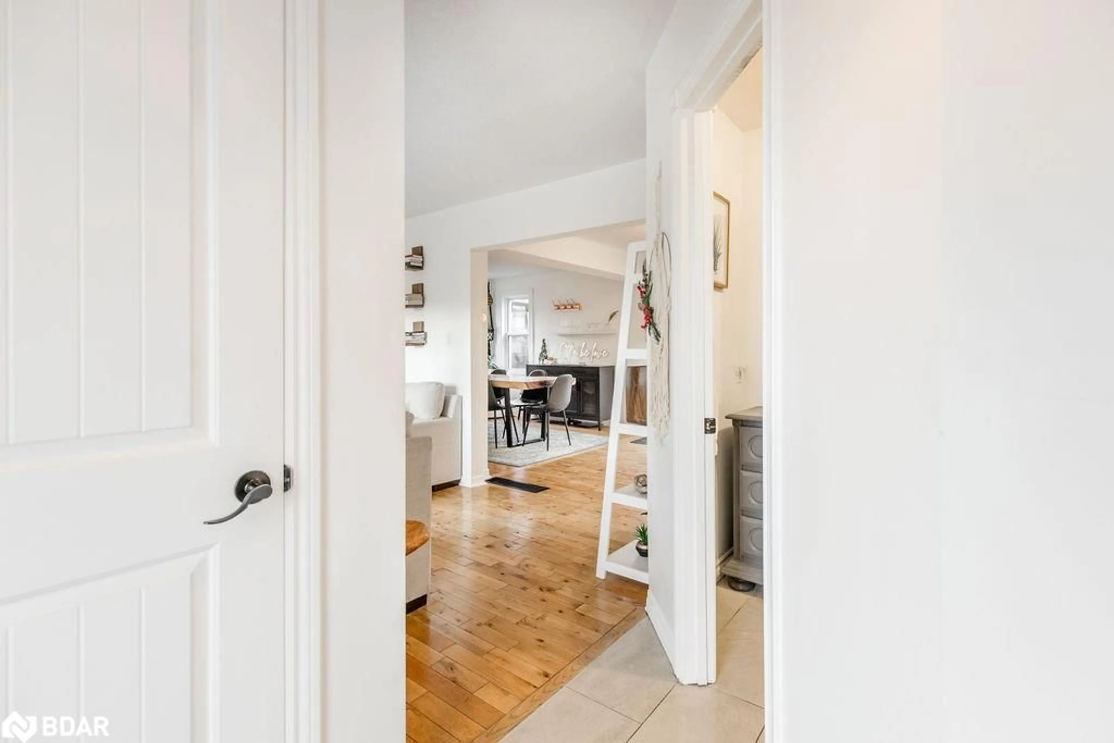 Indoor entryway, wood floors for 1309 St Vincent St, Midhurst Ontario L9X 0P7