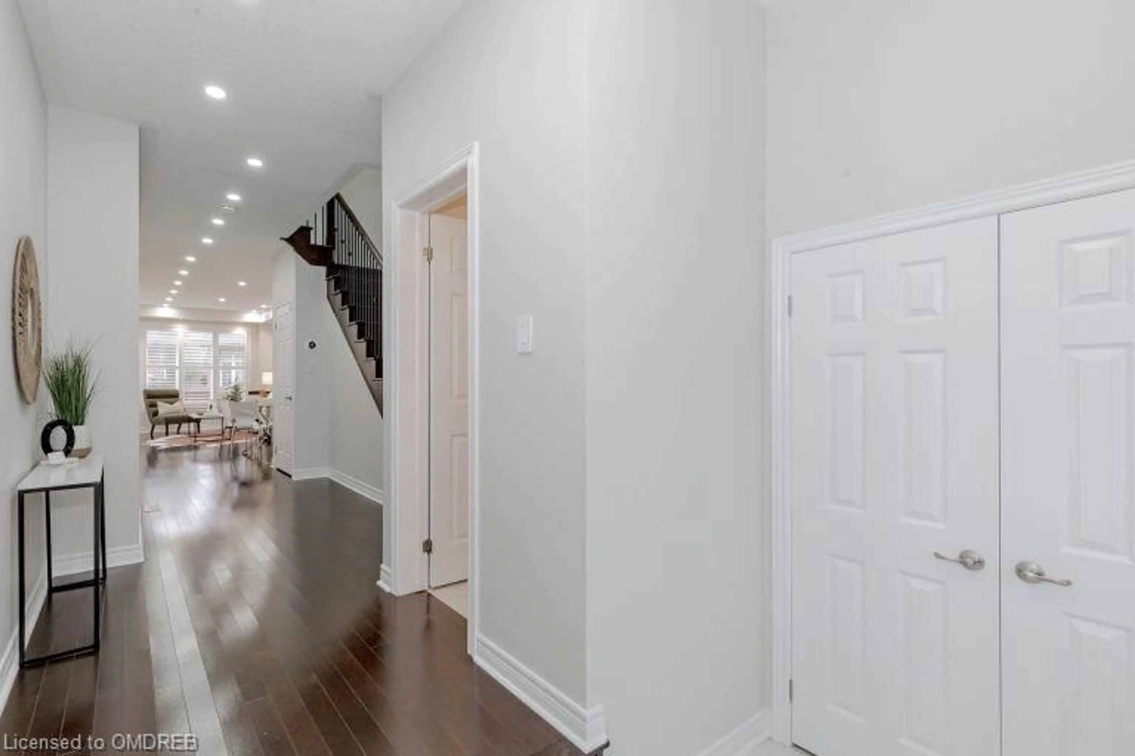 Indoor entryway, wood floors for 3299 Jacob Way, Oakville Ontario L6M 5J9