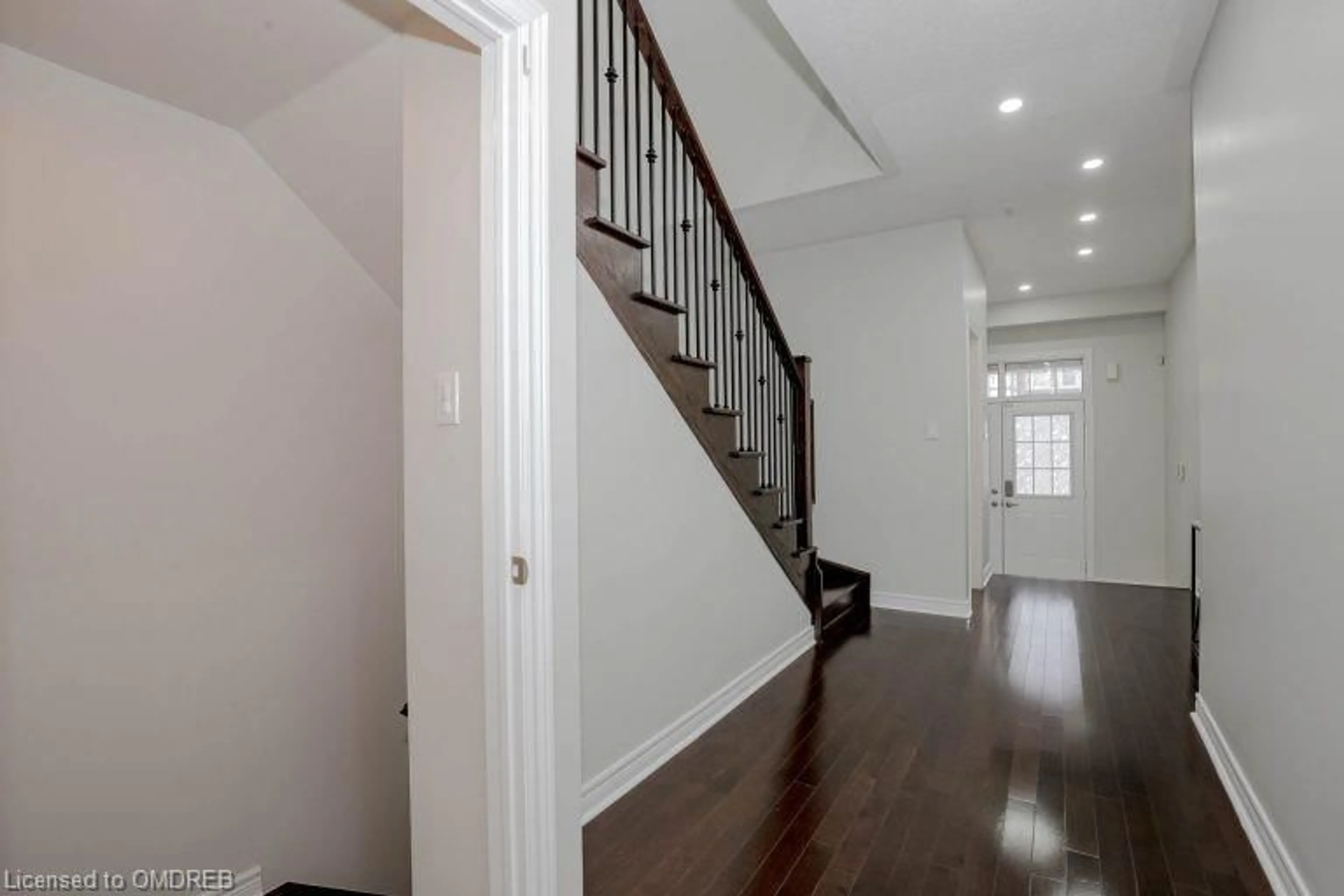 Indoor entryway, wood floors for 3299 Jacob Way, Oakville Ontario L6M 5J9