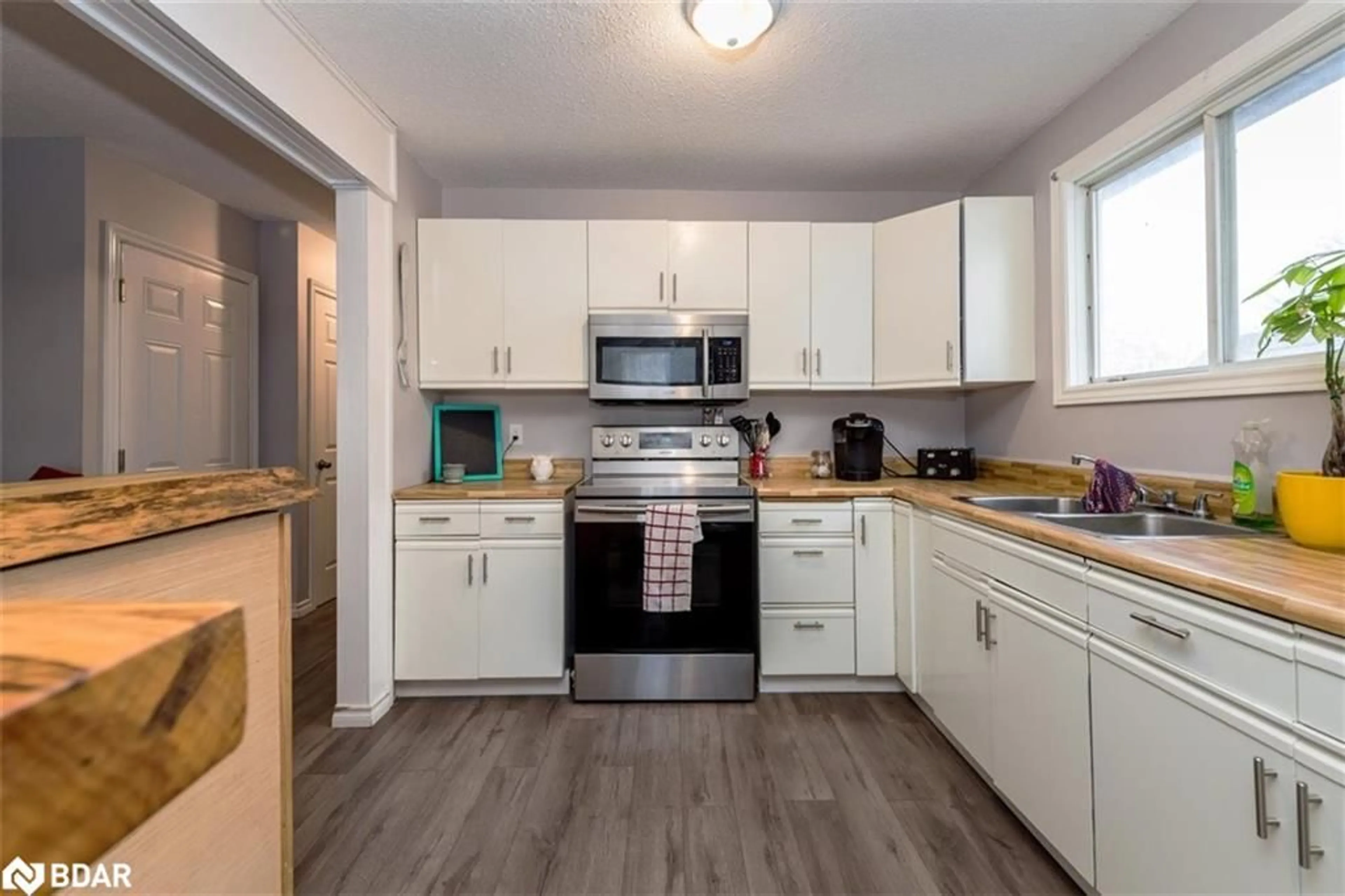 Standard kitchen, wood floors, cottage for 218 Hilda St, Orillia Ontario L3V 1J1