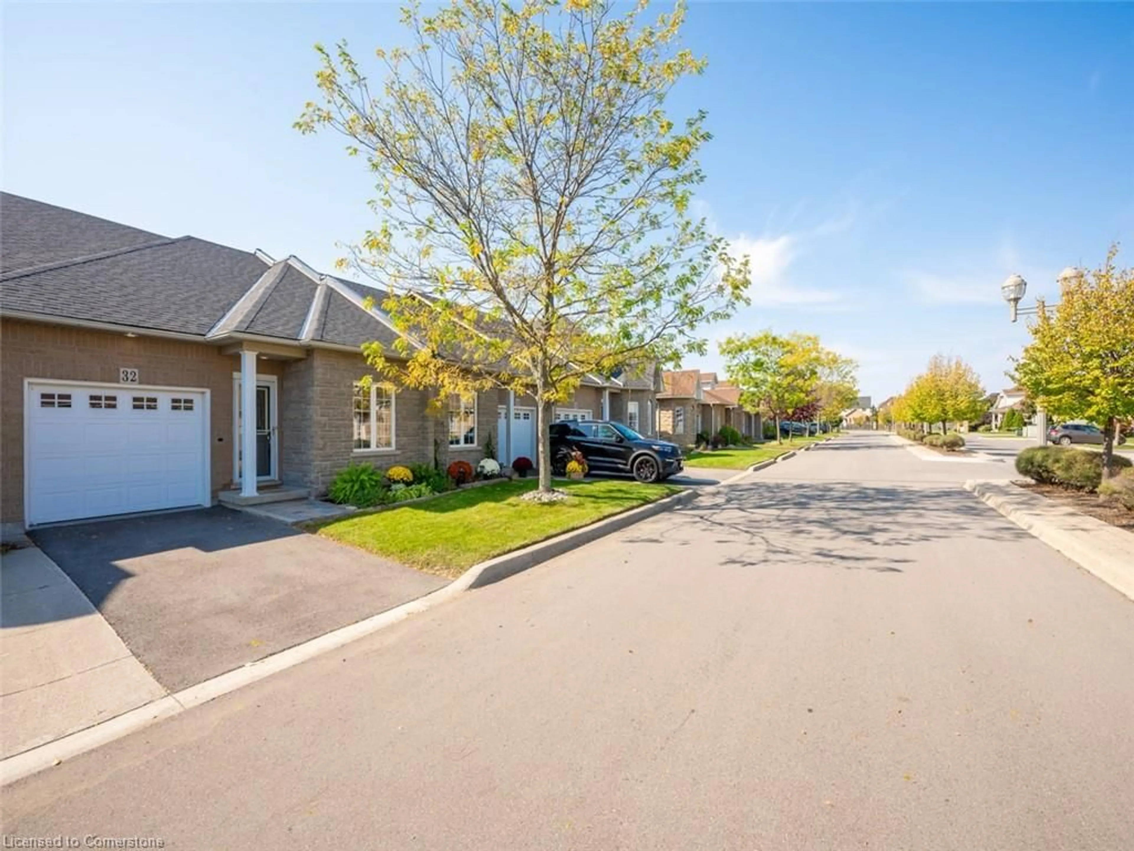 A pic from exterior of the house or condo, the street view for 32 Abbotsford Trail, Hamilton Ontario L9B 2X8