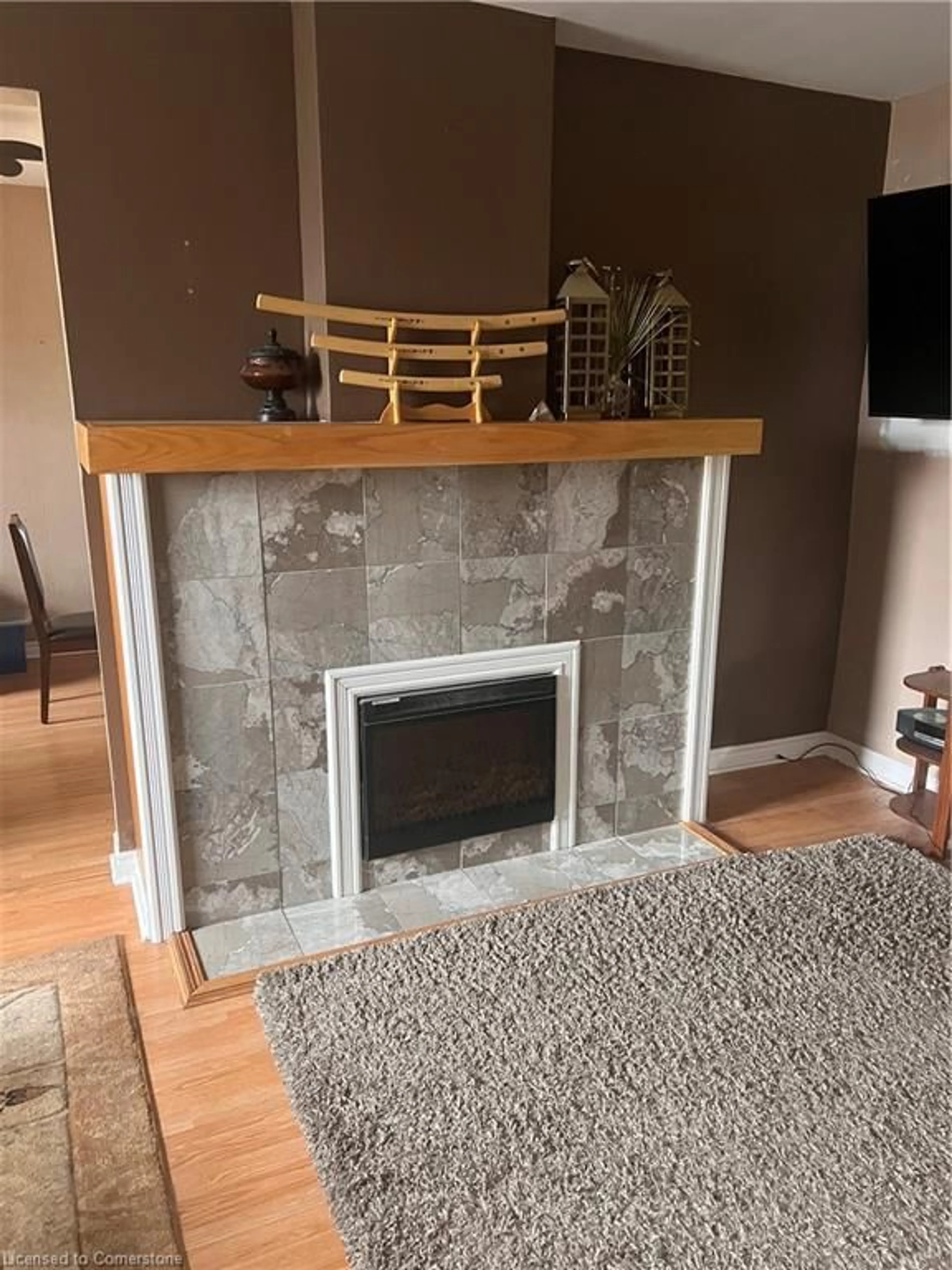 Living room, wood floors for 937 Duke St, Cambridge Ontario N3H 3V1