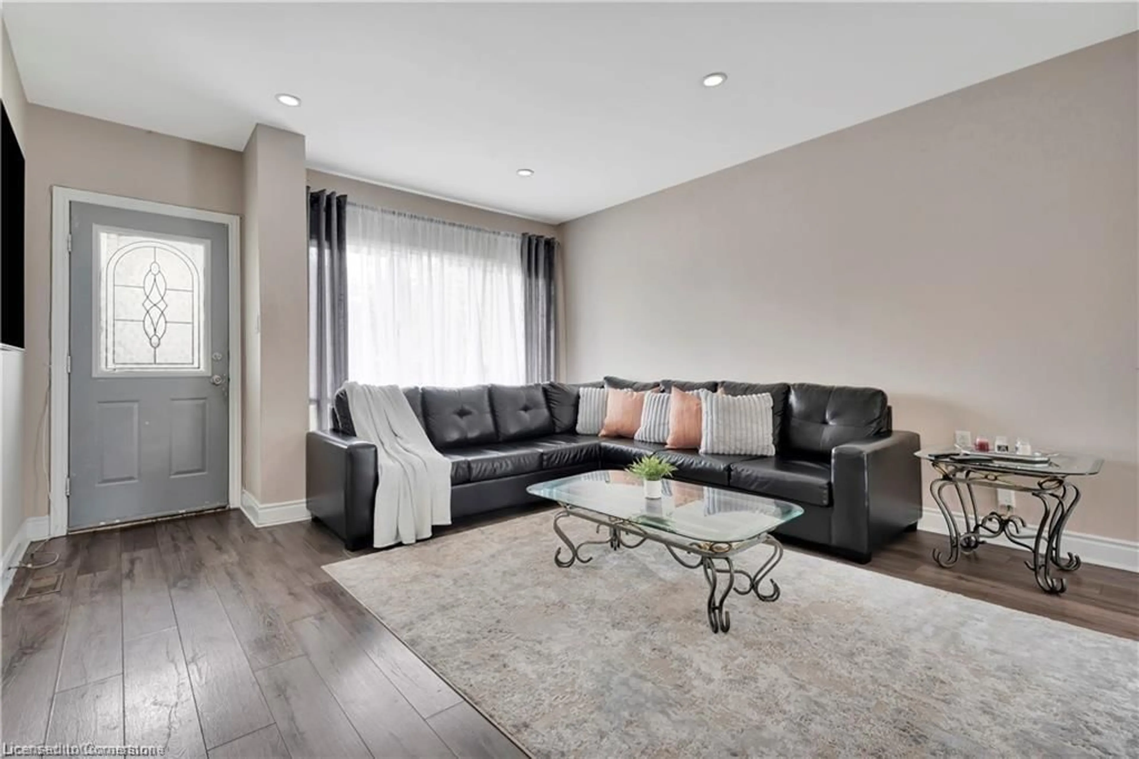 Living room, wood floors for 334 Templemead Dr, Hamilton Ontario L8W 3G3