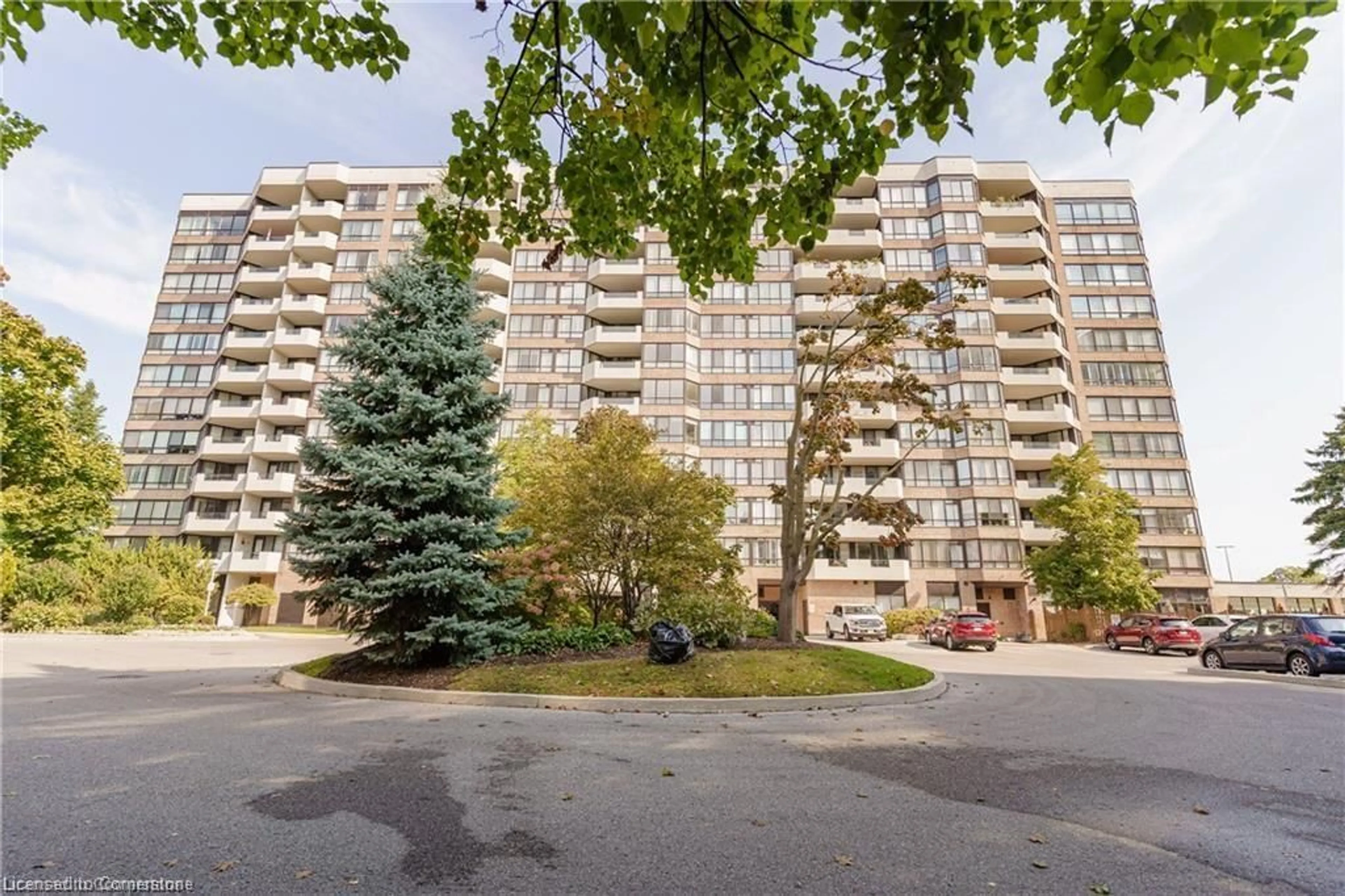 A pic from exterior of the house or condo, the street view for 25 Austin Dr #827, Markham Ontario L3R 8H4