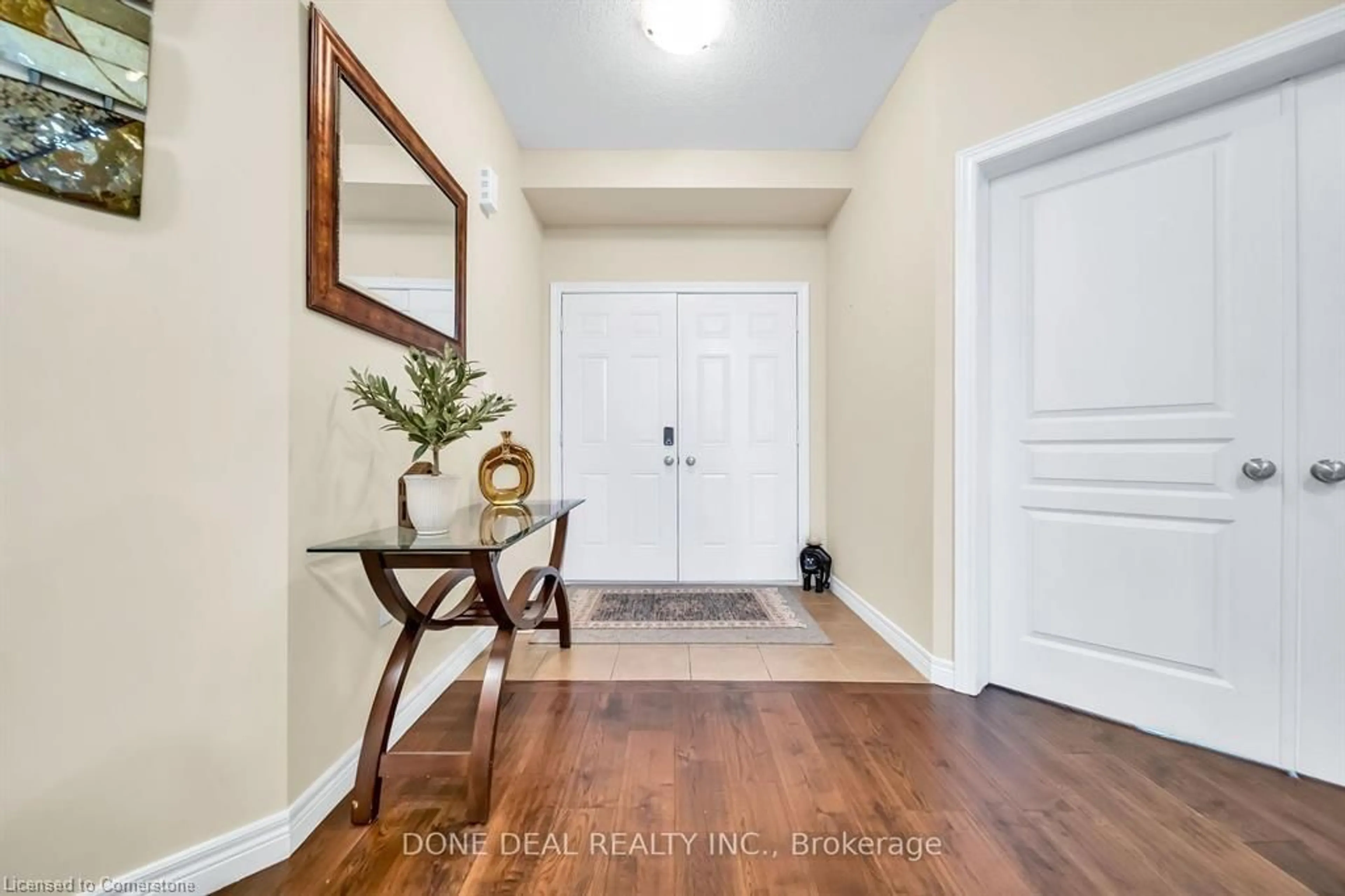 Indoor entryway, wood floors for 21 Bellagio Ave, Hamilton Ontario L0R 1P0