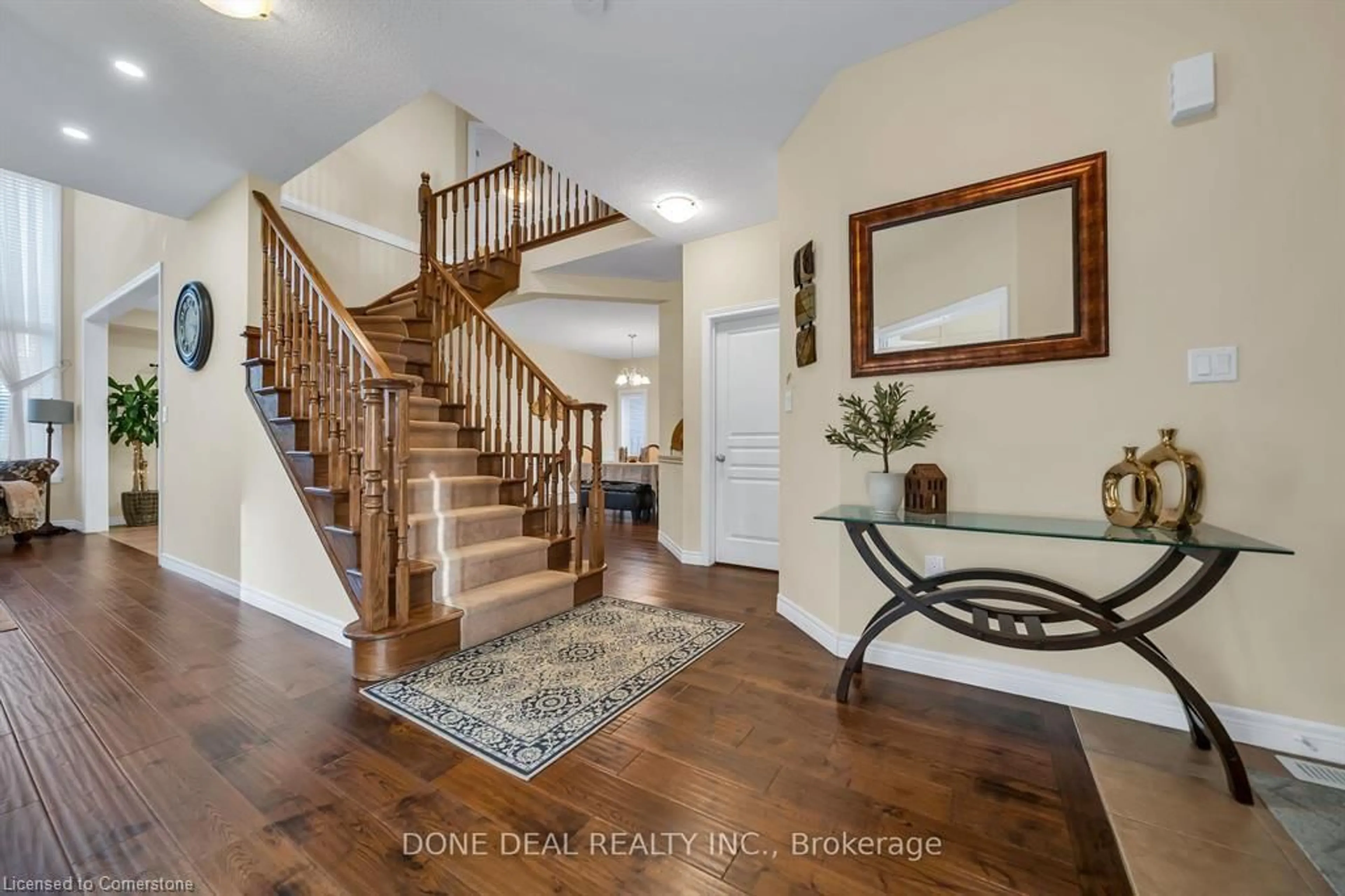 Indoor entryway, wood floors for 21 Bellagio Ave, Hamilton Ontario L0R 1P0