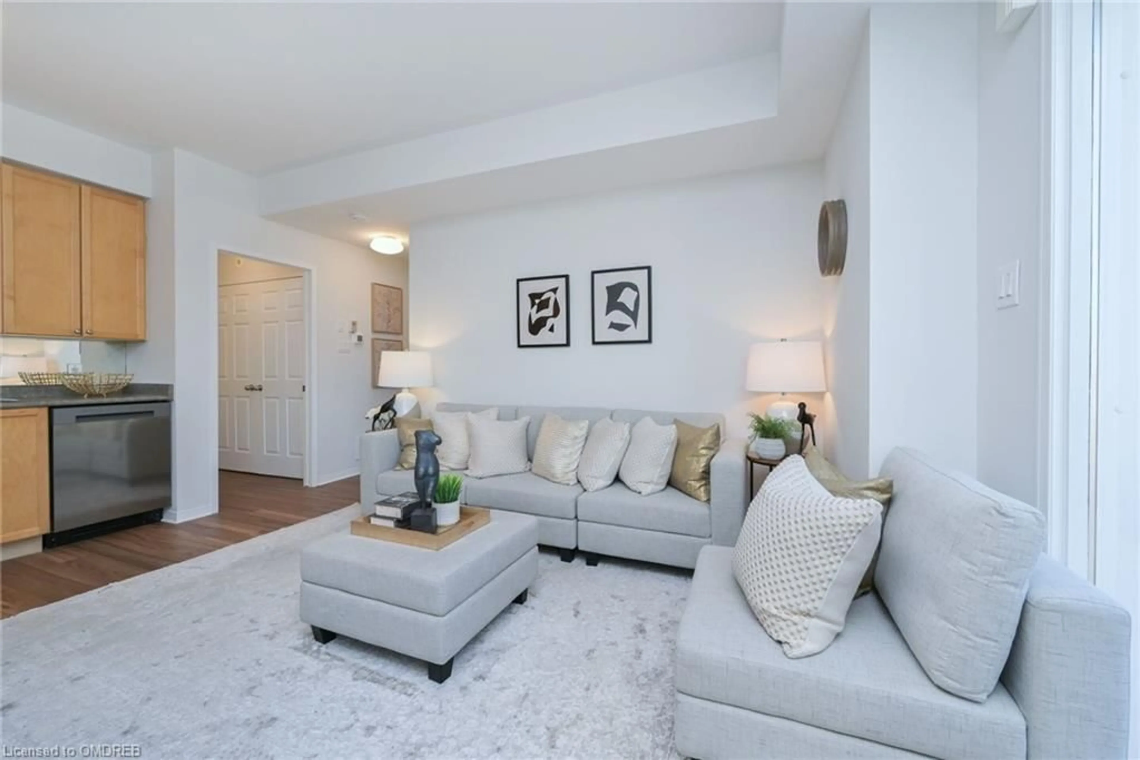 Living room, carpet floors for 3056 Eglinton Ave #59, Peel Ontario L5M 8E4