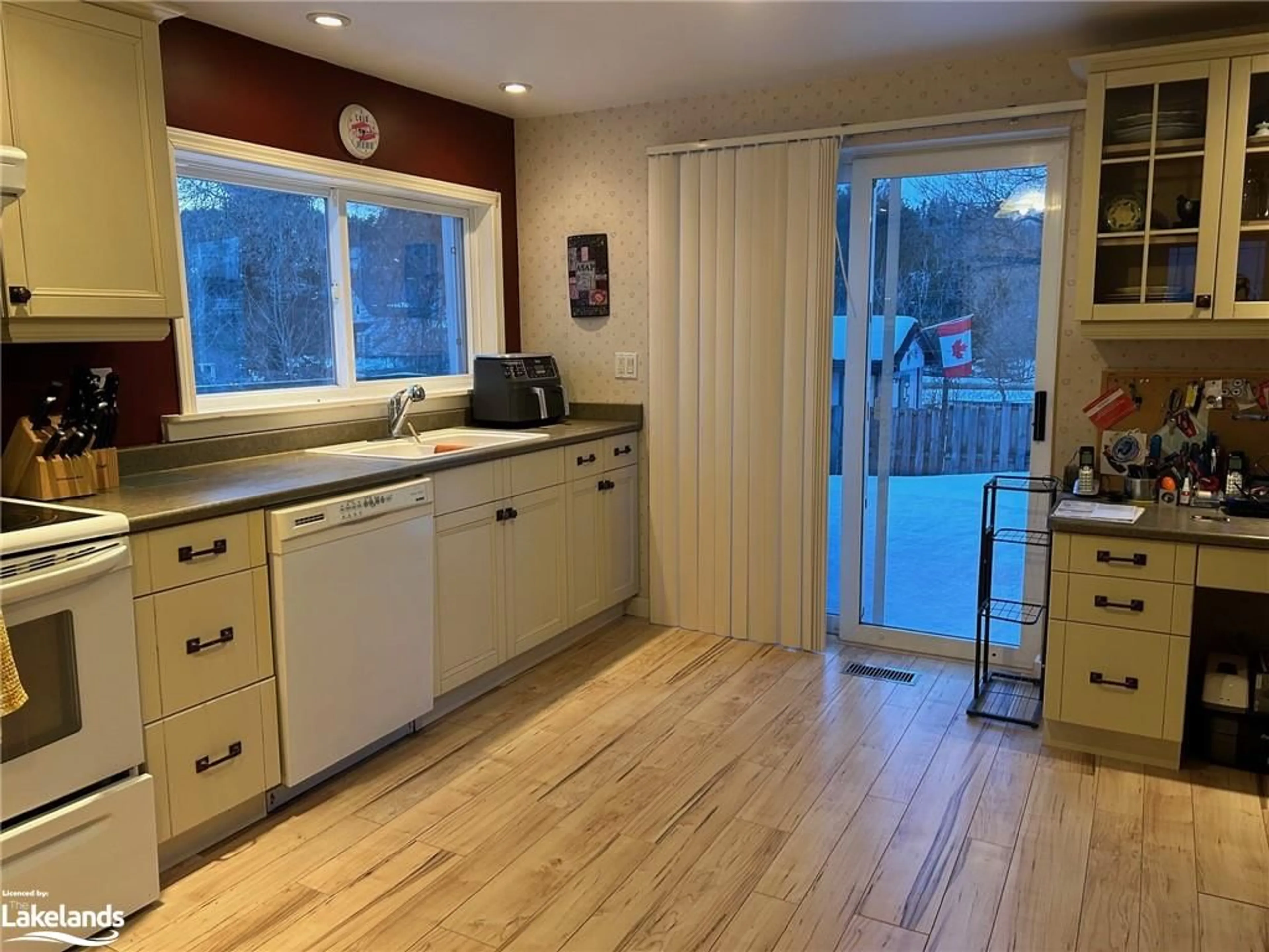 Kitchen, wood floors, cottage for 177 Centre St, Burk's Falls Ontario P0A 1C0