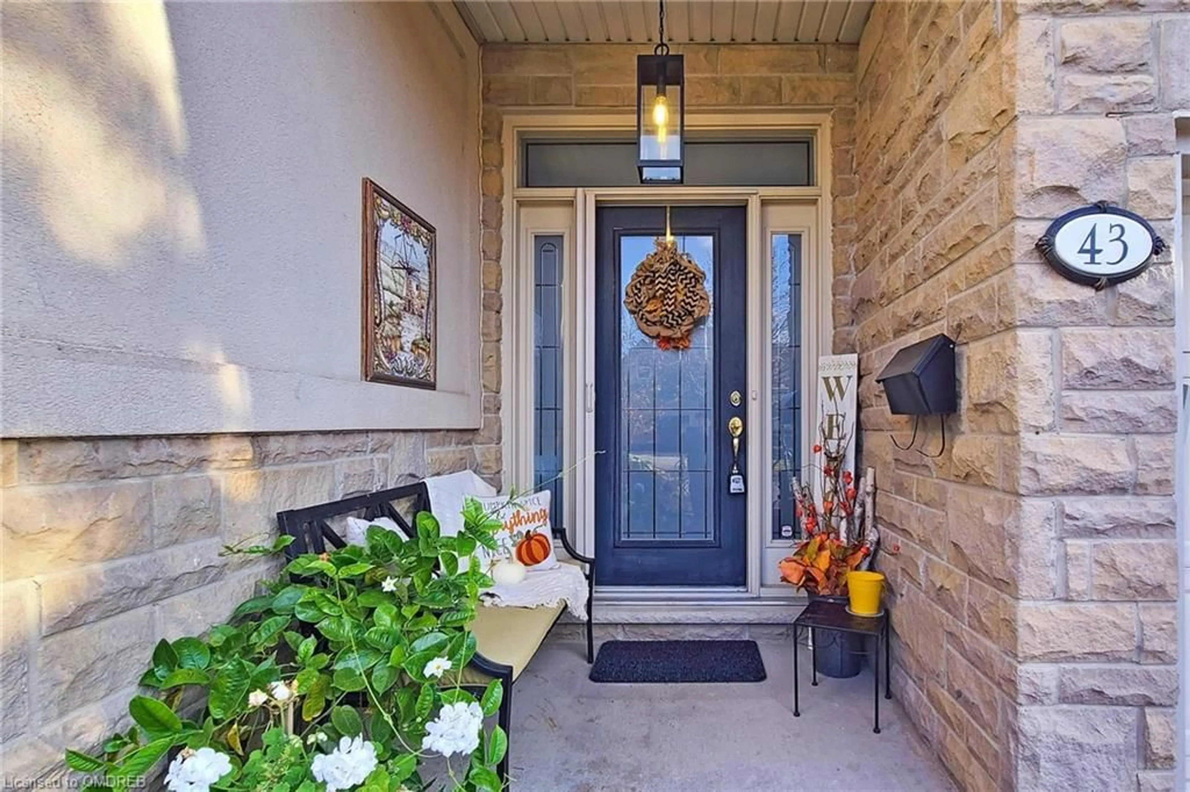 Indoor entryway, wood floors for 43 Oarsman Cres, St. Catharines Ontario L2N 7S7
