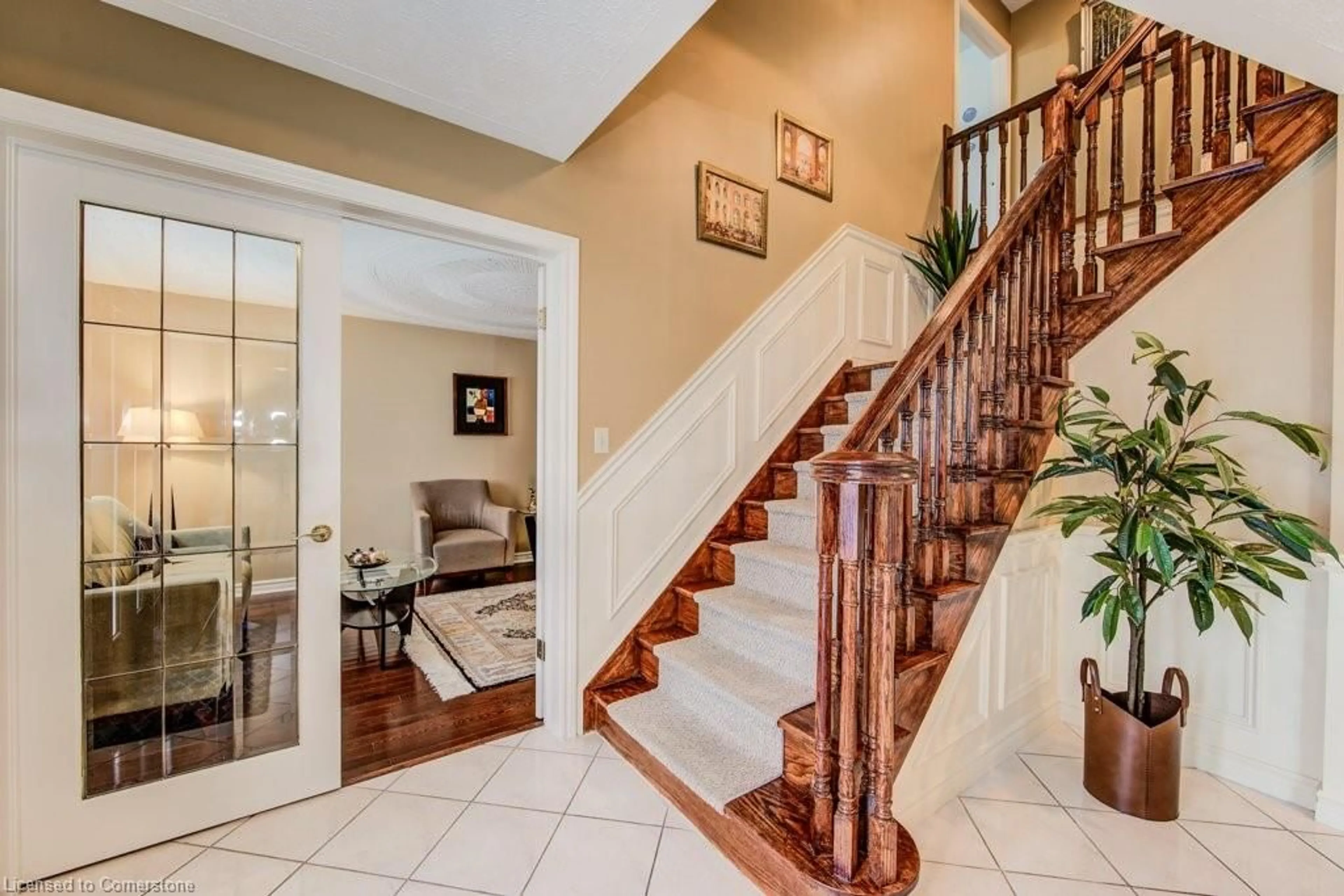 Indoor entryway, wood floors for 610 Stonebury Cres, Waterloo Ontario N2K 3R1