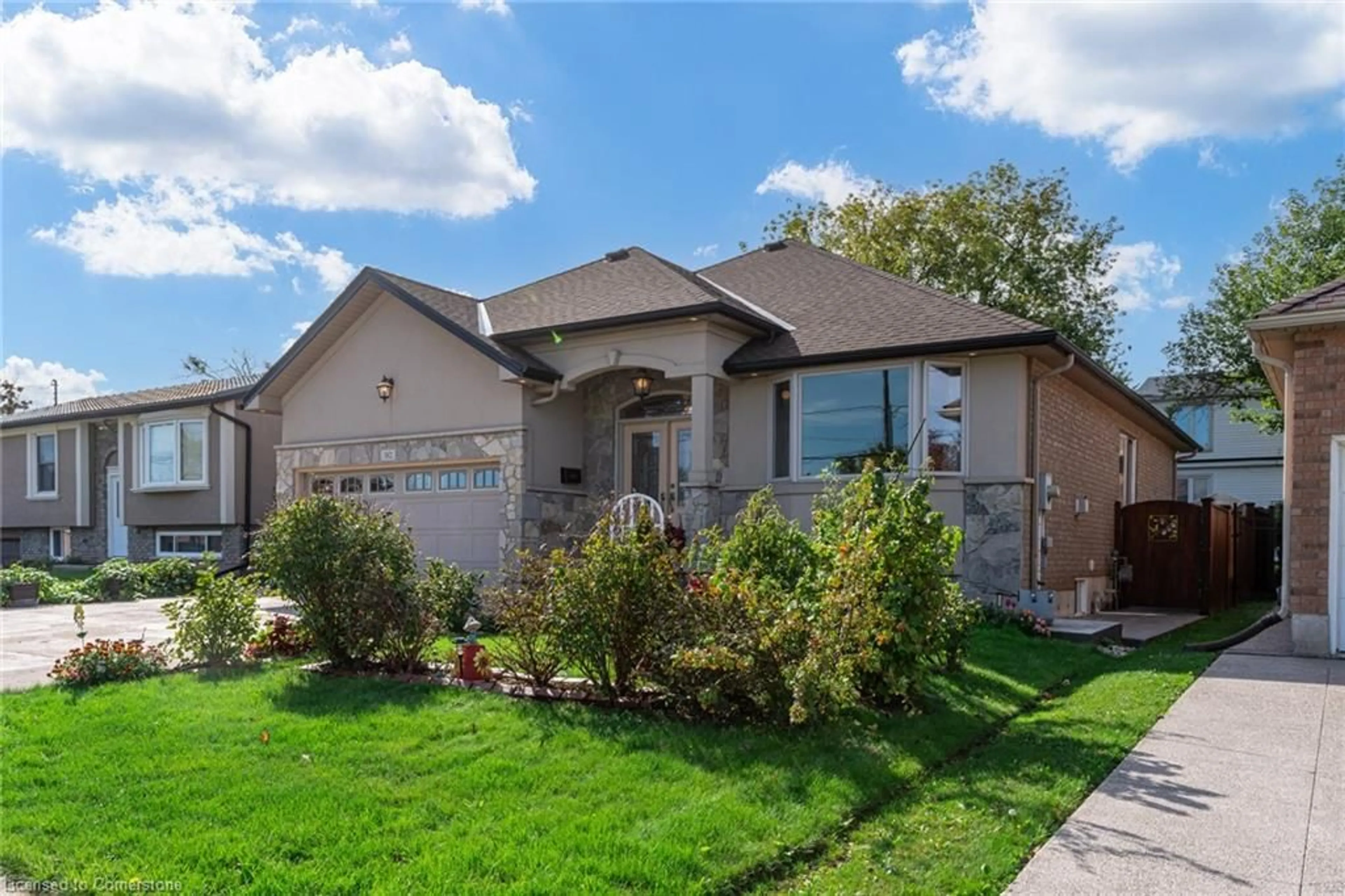 Frontside or backside of a home, cottage for 382 Federal St, Stoney Creek Ontario L8E 2B7