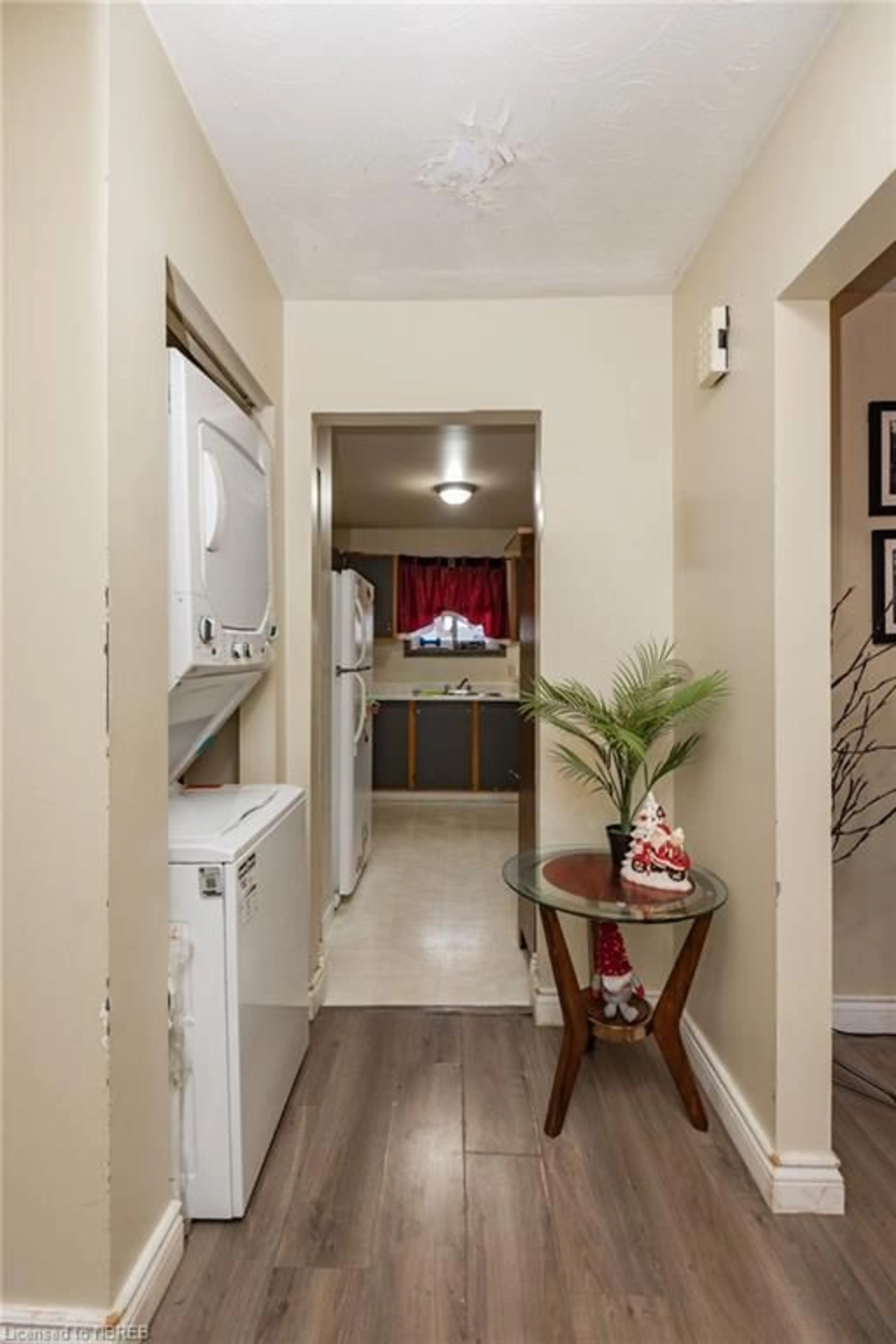 Indoor entryway, wood floors for 22 Dover Crt, North Bay Ontario P1B 9G7