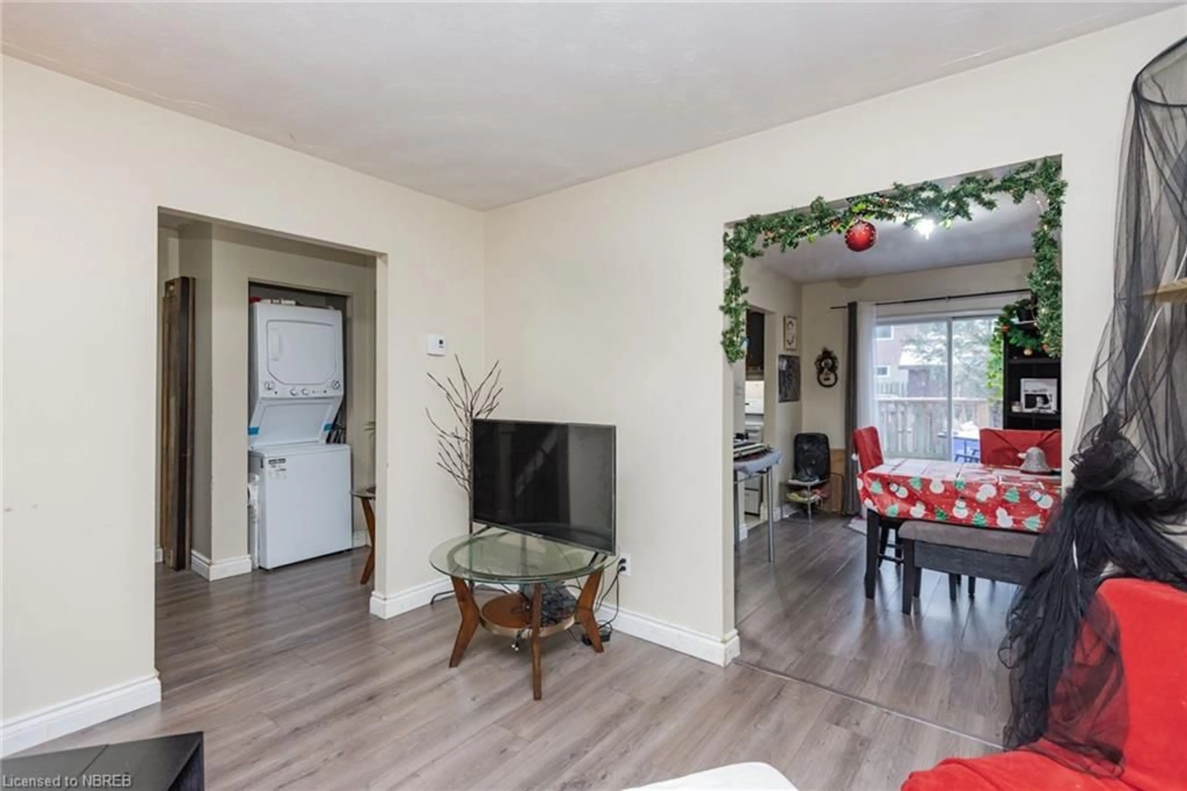 Living room, wood floors for 22 Dover Crt, North Bay Ontario P1B 9G7
