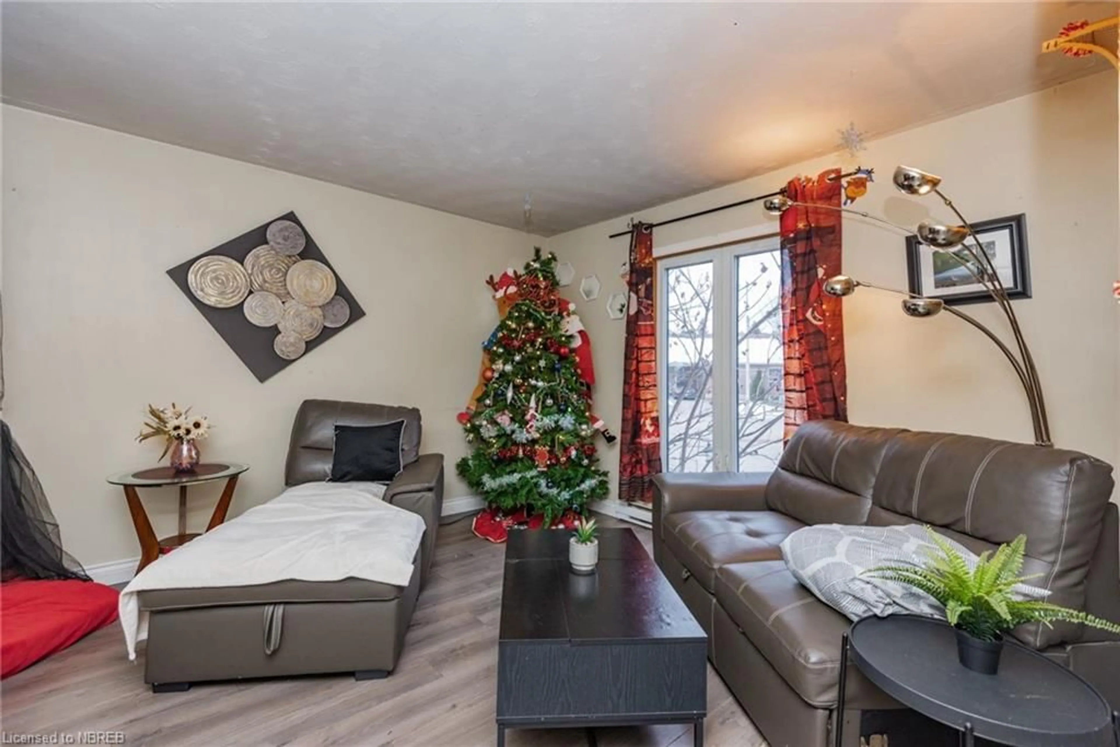 Living room, wood floors for 22 Dover Crt, North Bay Ontario P1B 9G7
