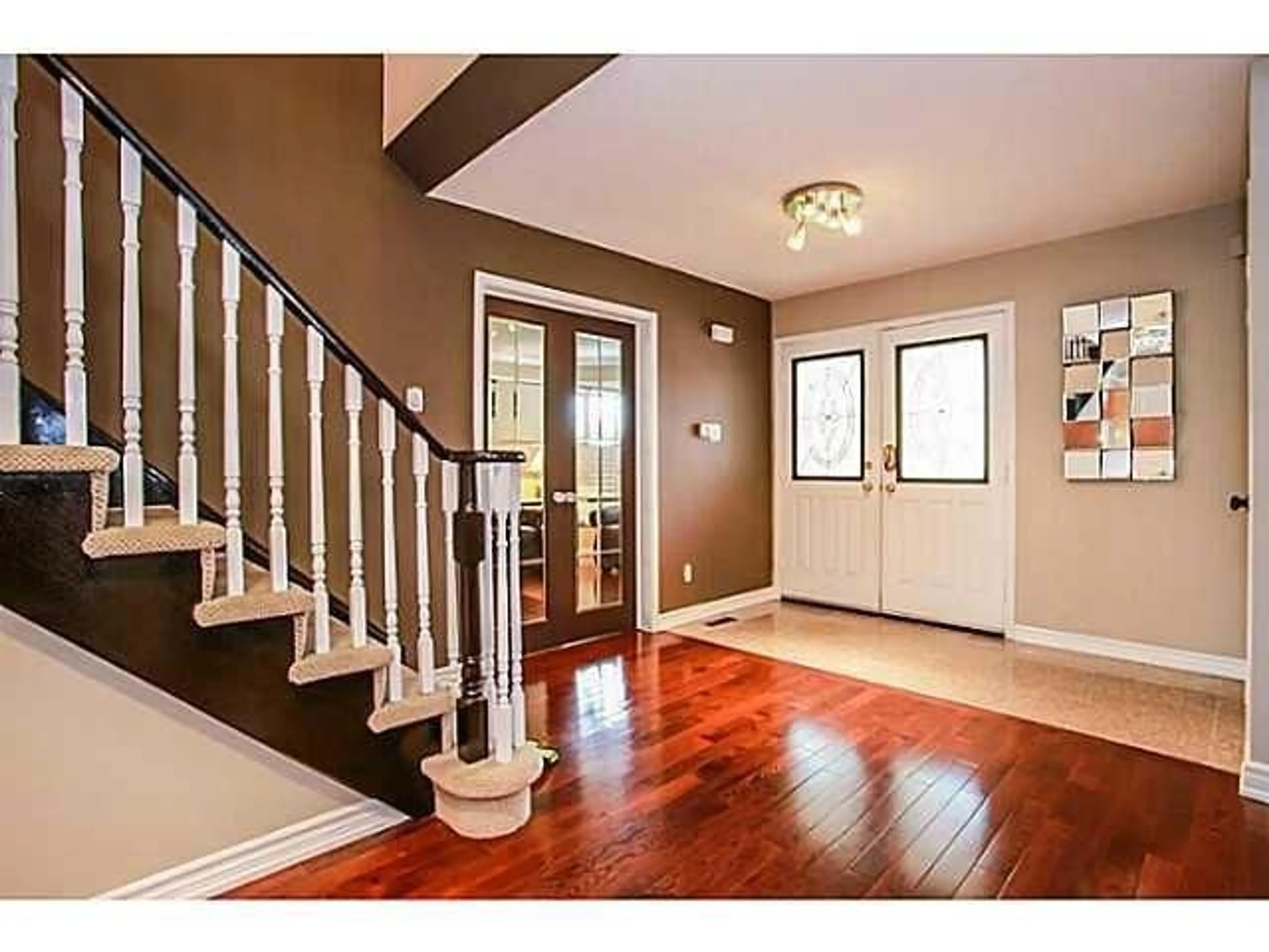 Indoor entryway, wood floors for 101 Ward Dr, Barrie Ontario L4N 8A5