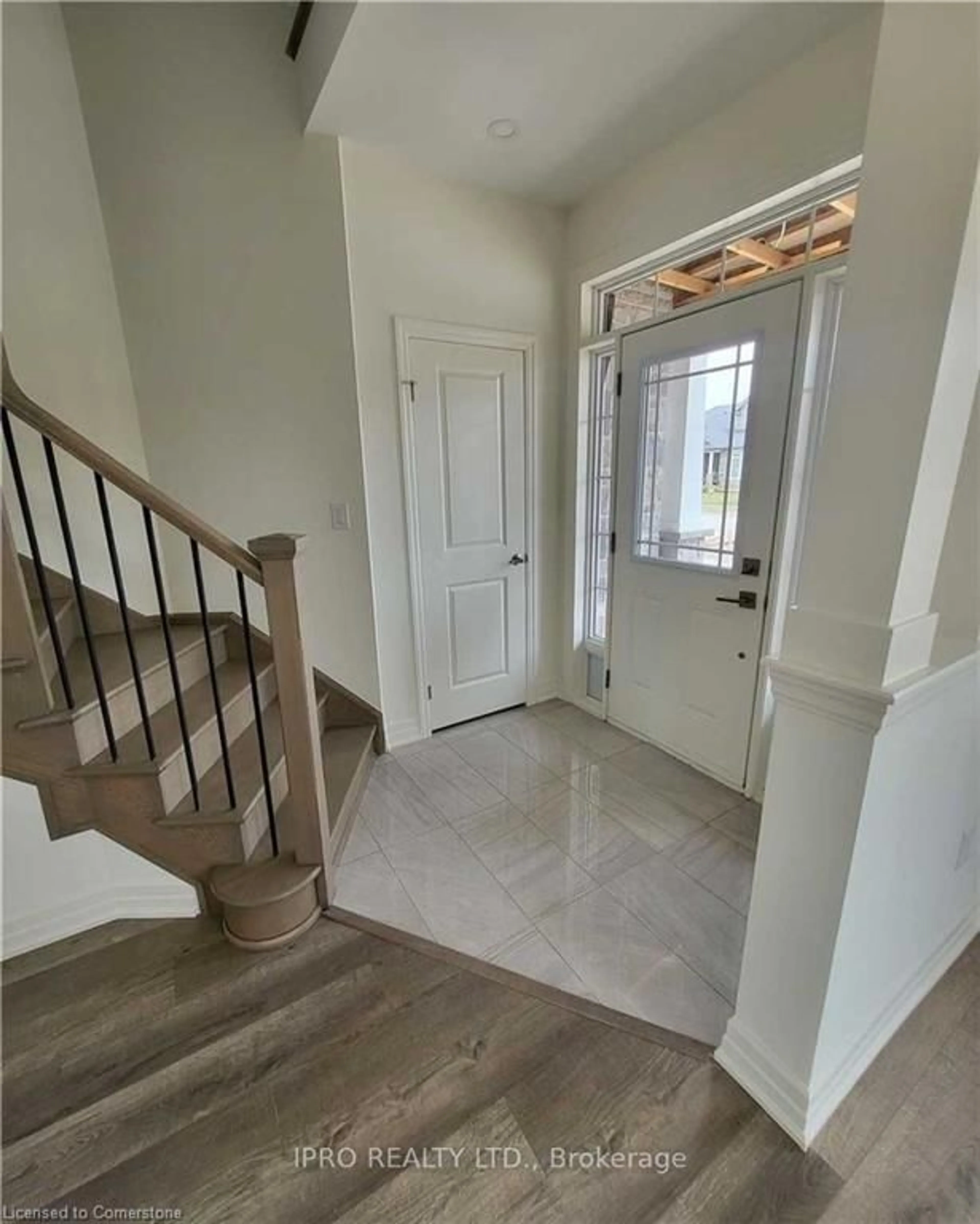 Indoor entryway, wood floors for 1171 Green Acres Dr, Fort Erie Ontario L2A 0C9