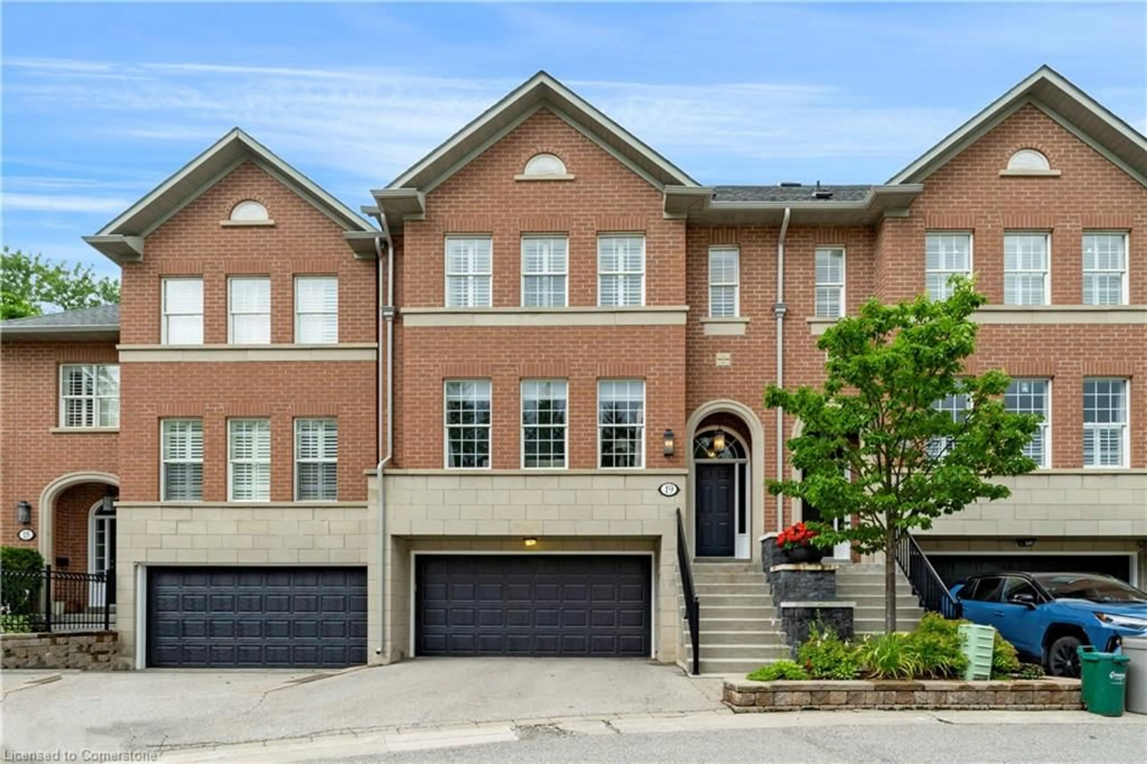 A pic from exterior of the house or condo, the street view for 8038 Yonge St #19, Thornhill Ontario L4J 1W3