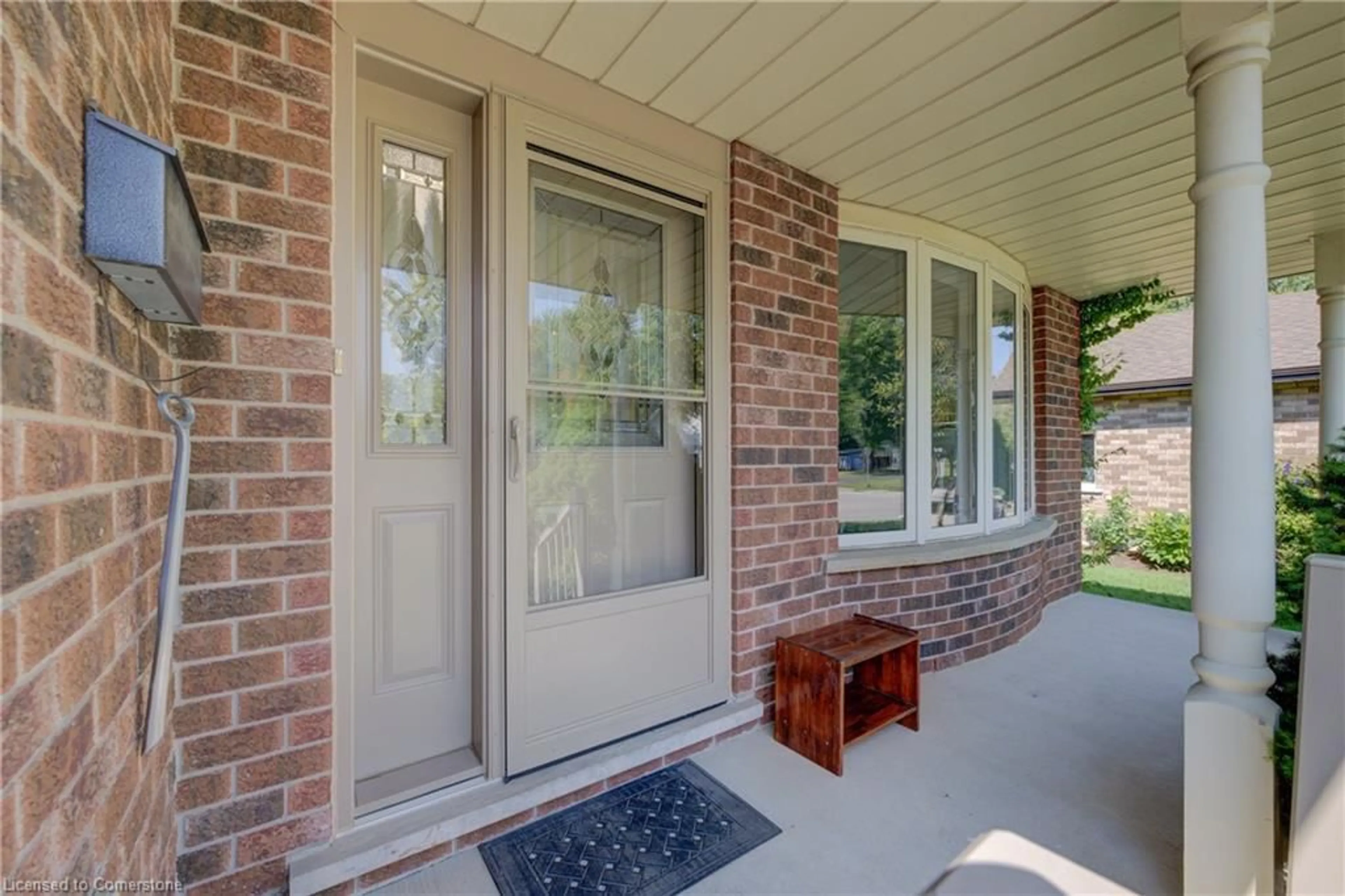 Indoor entryway, wood floors for 431 Northlake Dr, Waterloo Ontario N2V 1Y6