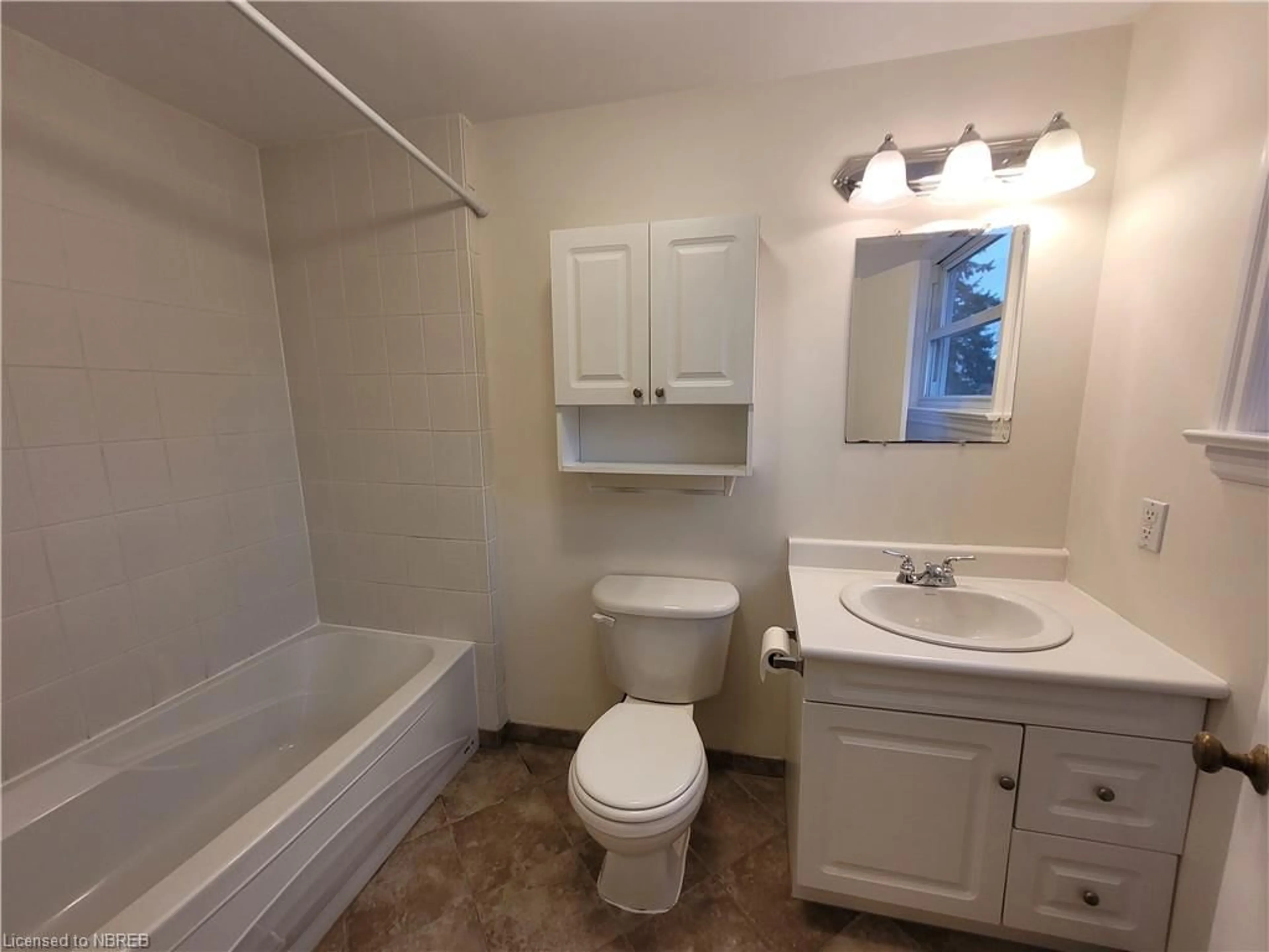 Standard bathroom, unknown floor for 830 Jane St, North Bay Ontario P1B 3H5