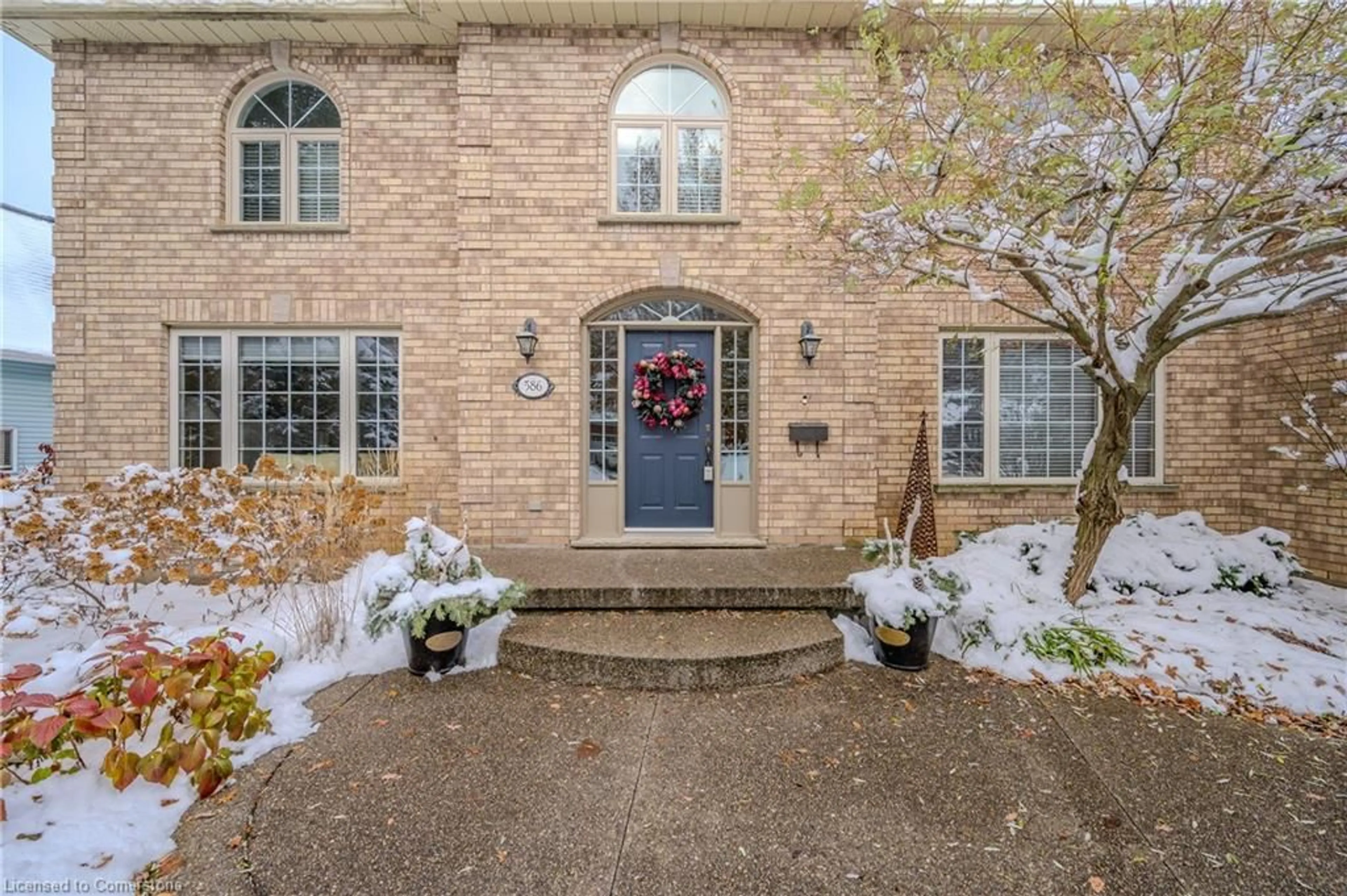 Indoor entryway, carpet floors for 586 Guildwood Pl, Waterloo Ontario N2K 3M4