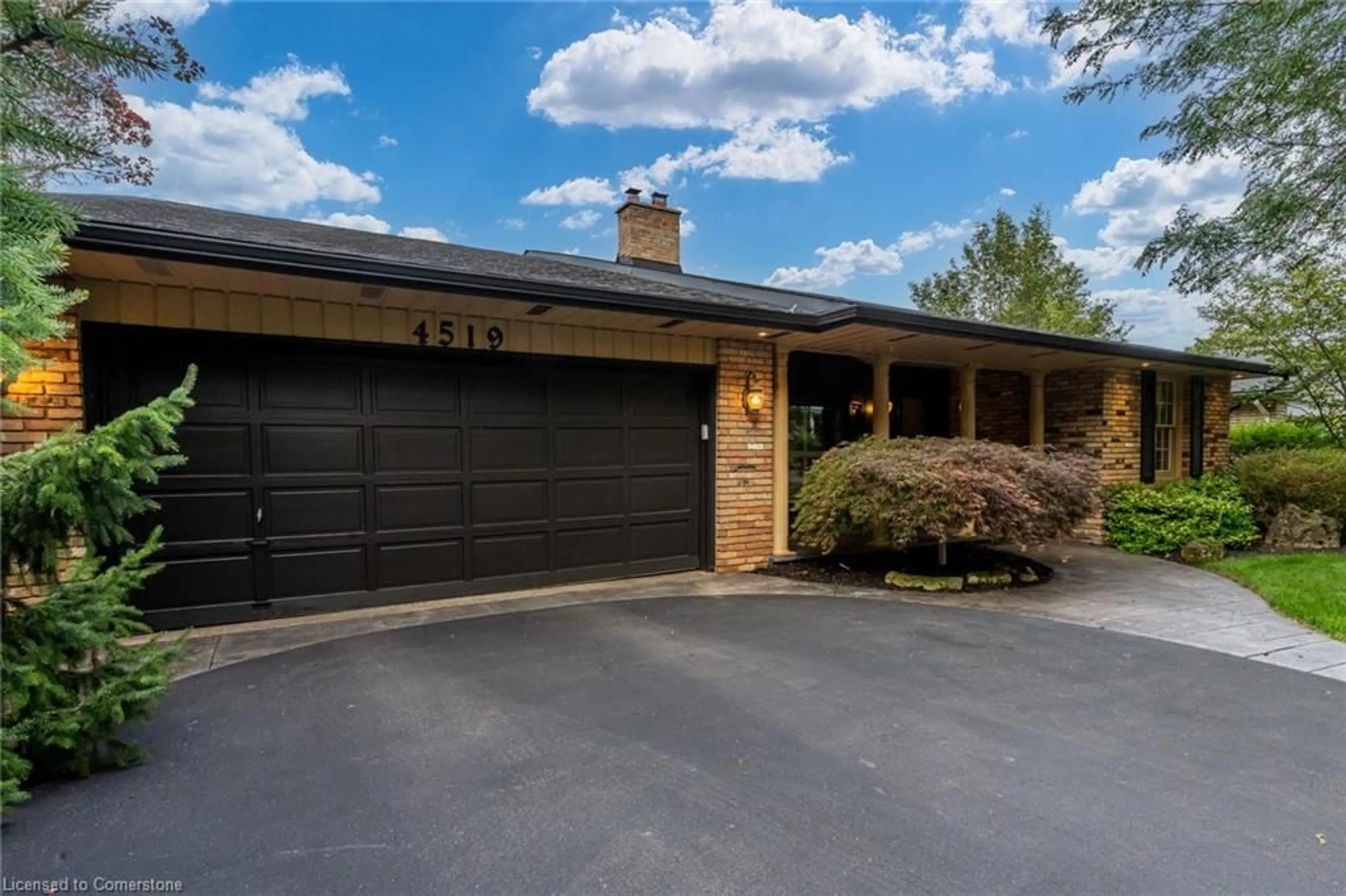 Indoor garage, wood floors for 4519 Concord Pl, Burlington Ontario L7L 1J5