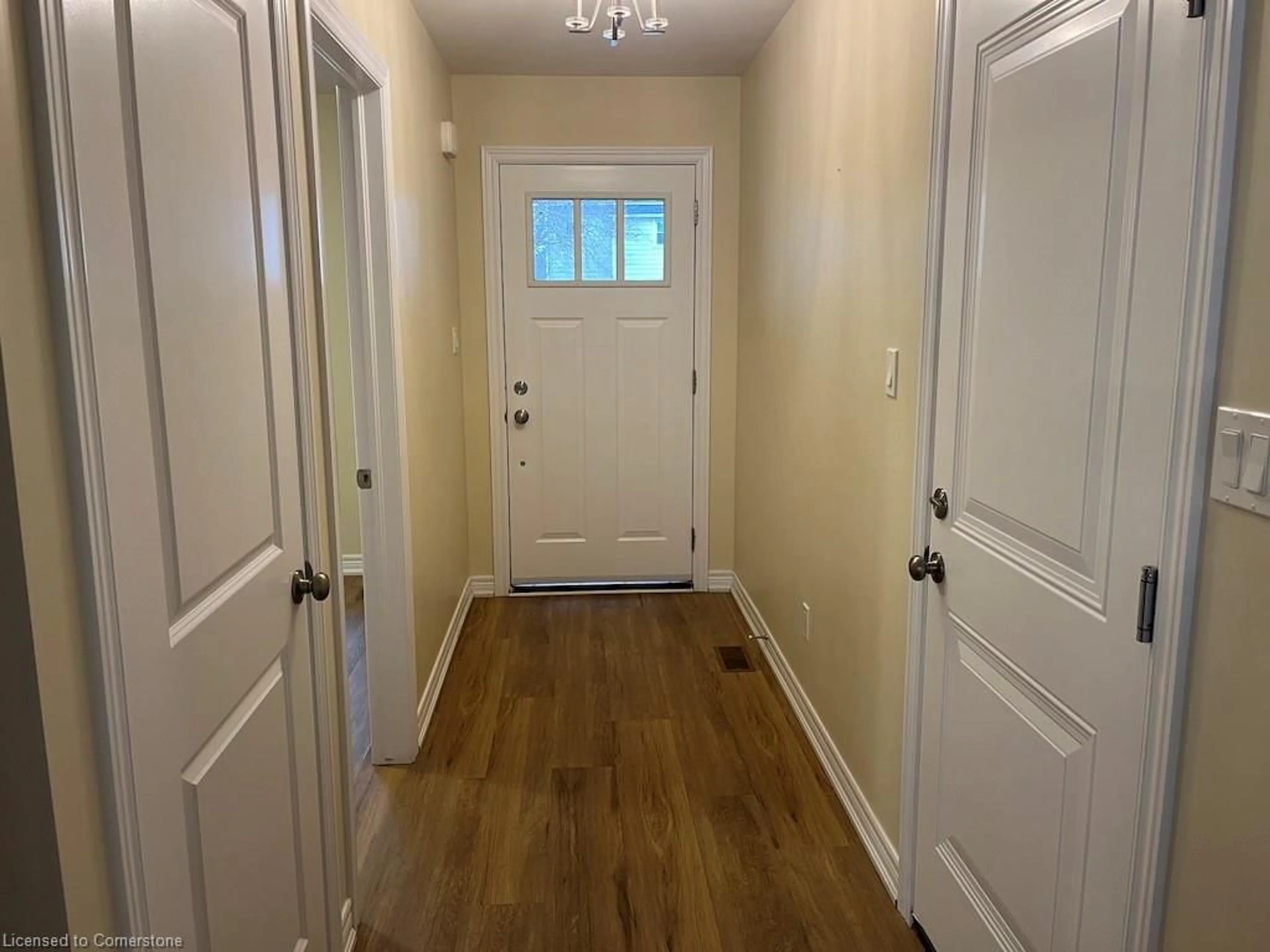 Indoor entryway, wood floors for 152 Cross St #9, Dunnville Ontario N1A 1B8