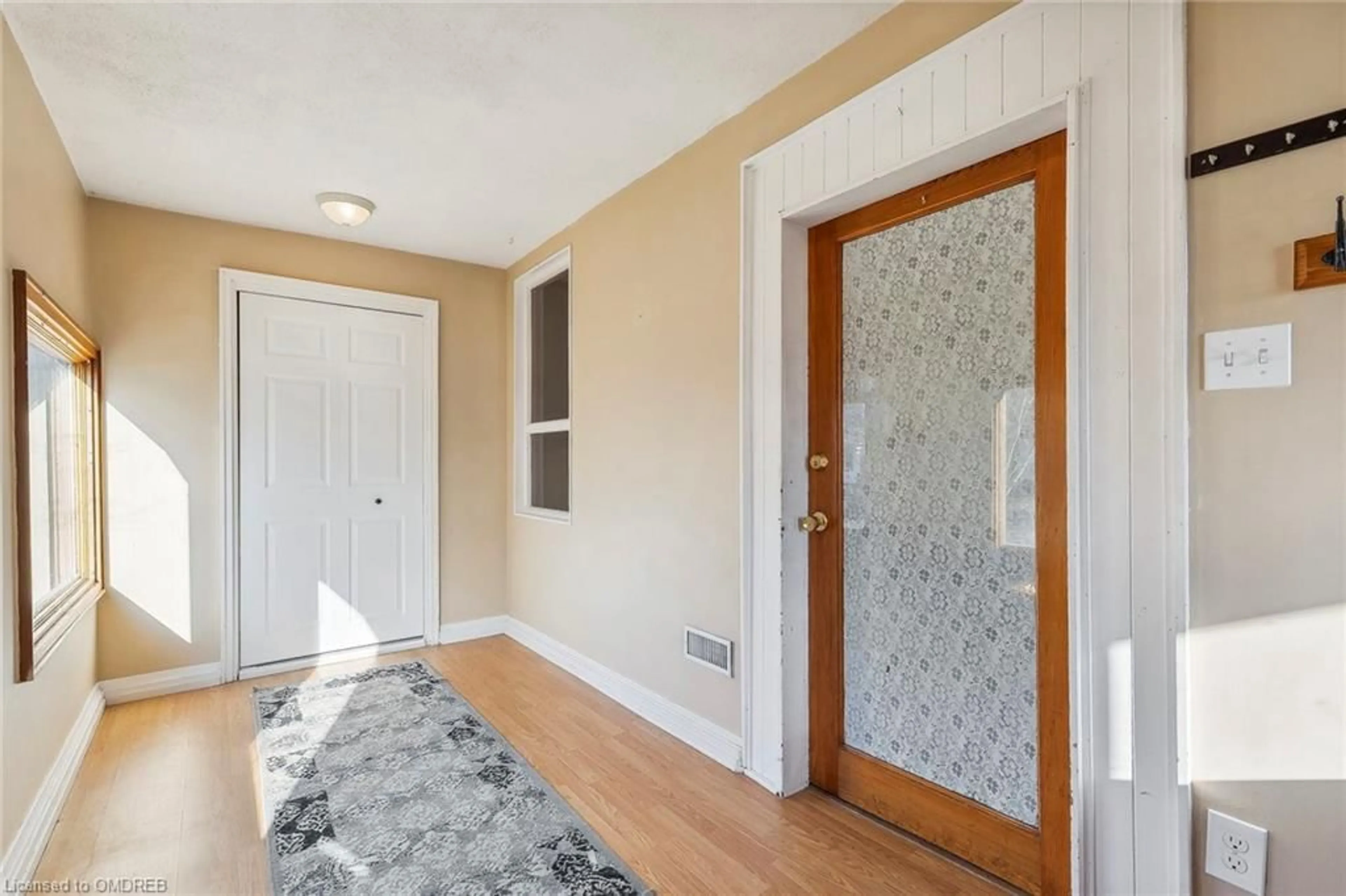 Indoor entryway, wood floors for 70 Henry St, St. Catharines Ontario L2R 5V2