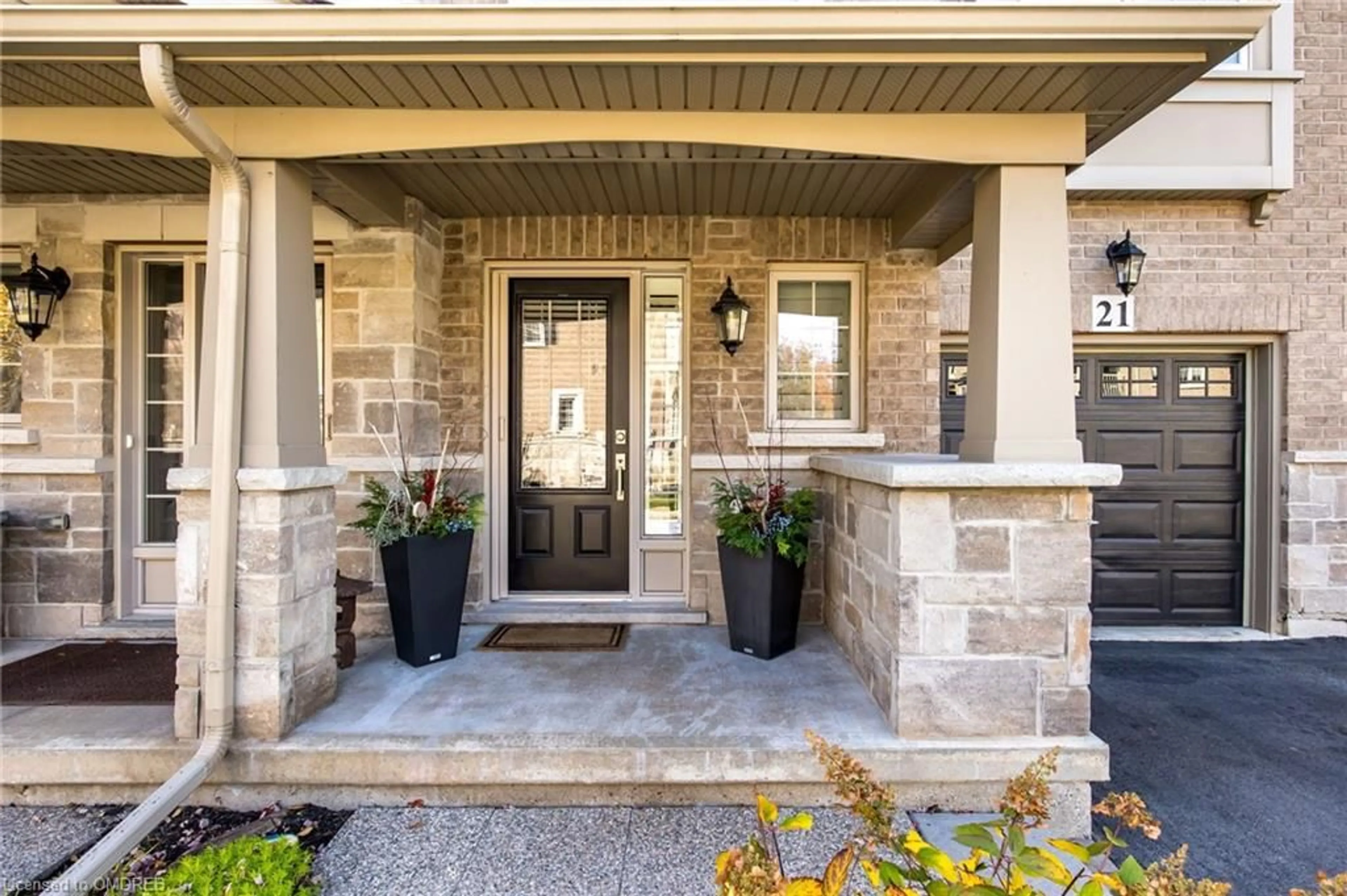 Indoor entryway, ceramic floors for 2086 Ghent Avenue #21, Burlington Ontario L7R 0E1