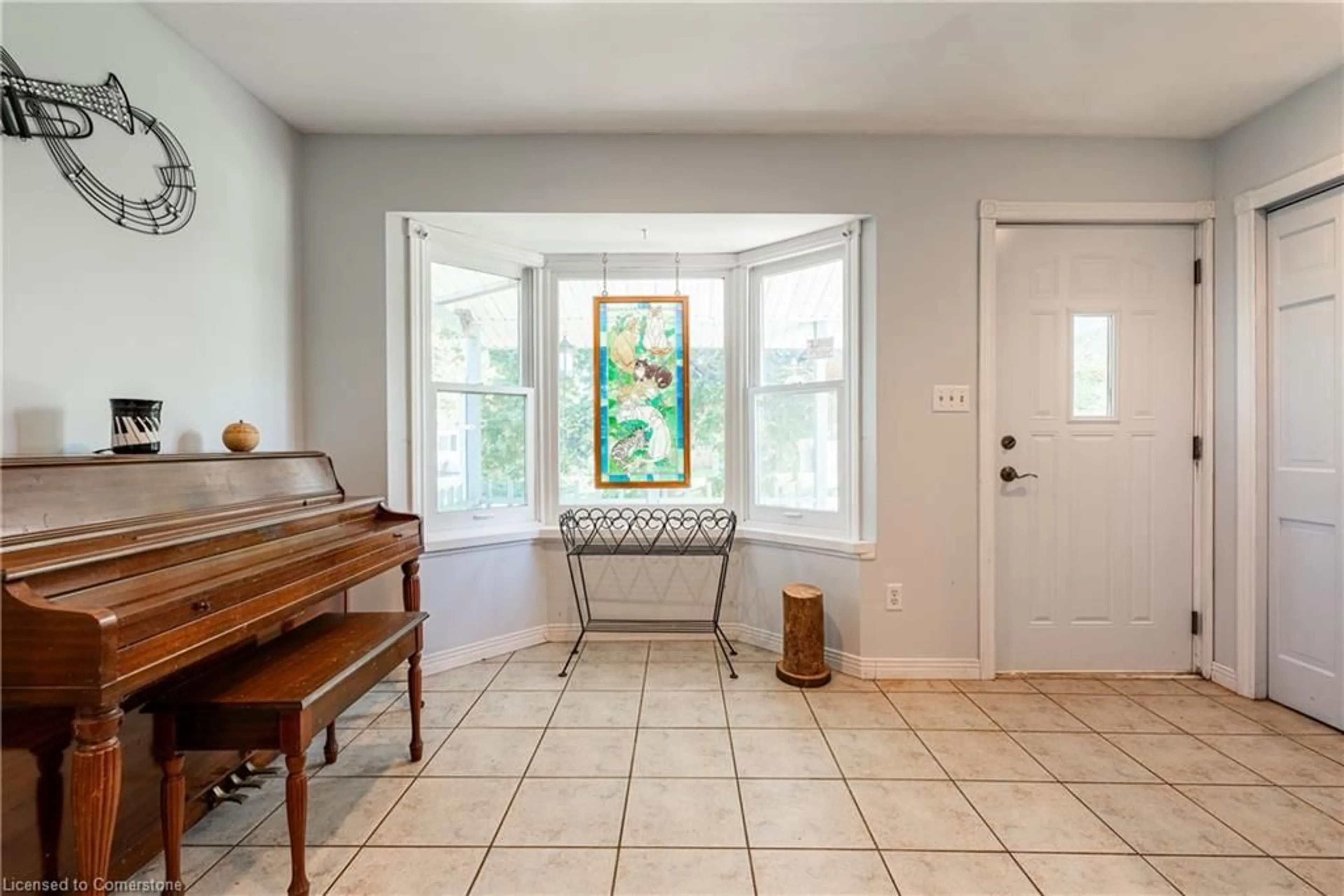 Indoor entryway, wood floors for 423 Parkdale Ave, Fort Erie Ontario L2A 5A7