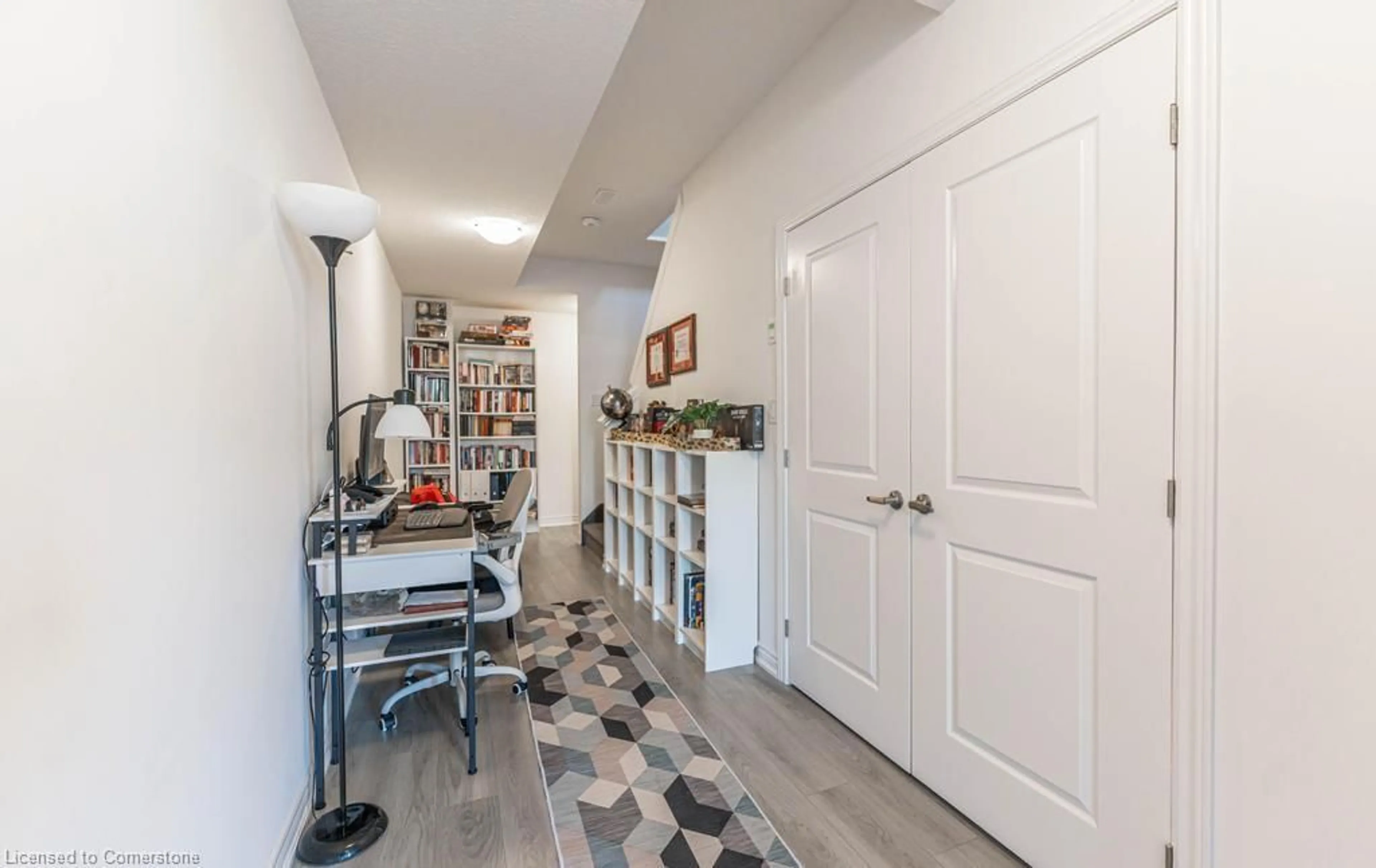 Indoor entryway, ceramic floors for 5000 Connor Dr #20, Beamsville Ontario L3J 0T4