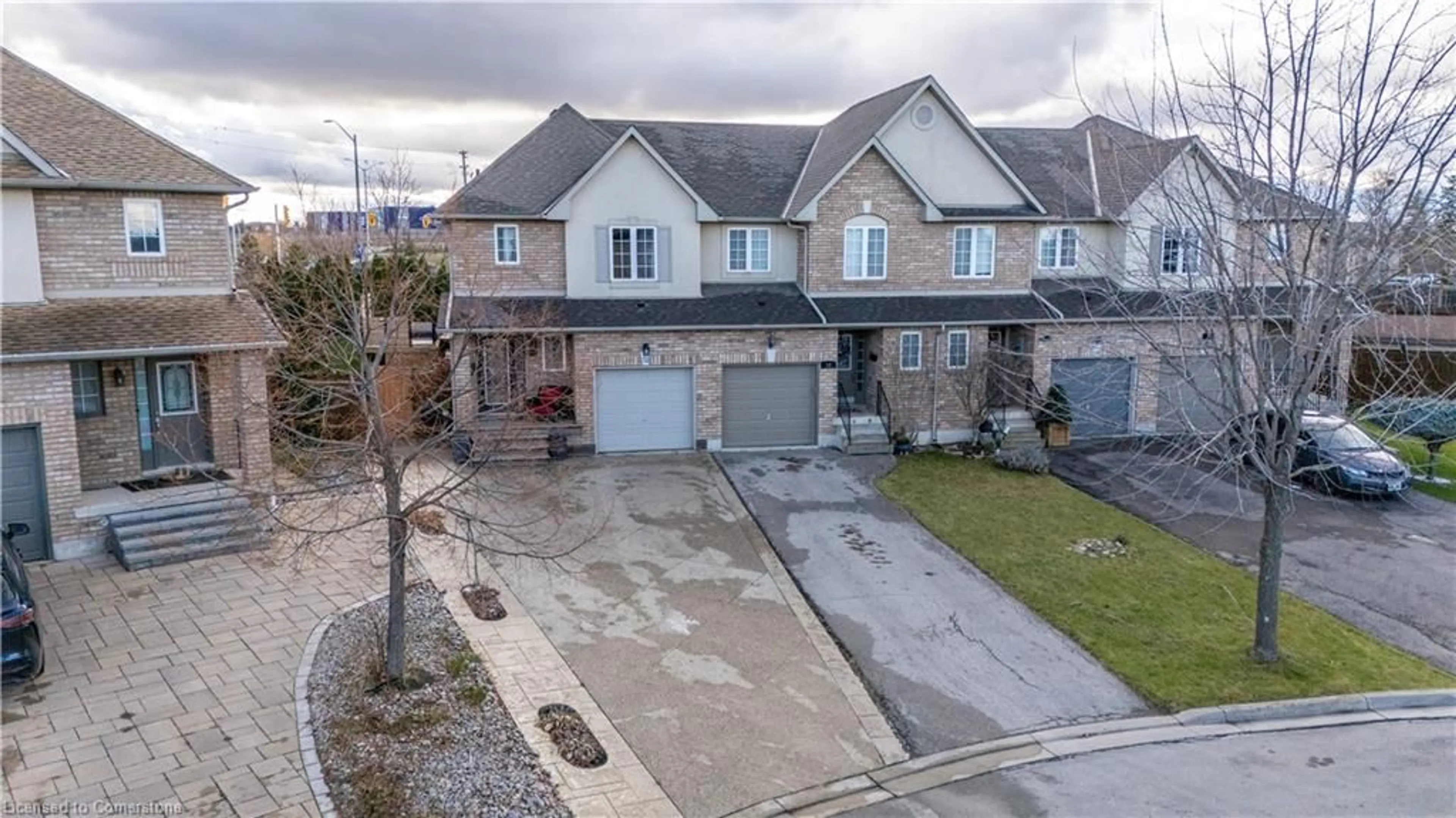 A pic from exterior of the house or condo, the street view for 52 Meadow Wood Cres, Stoney Creek Ontario L8J 3Z8