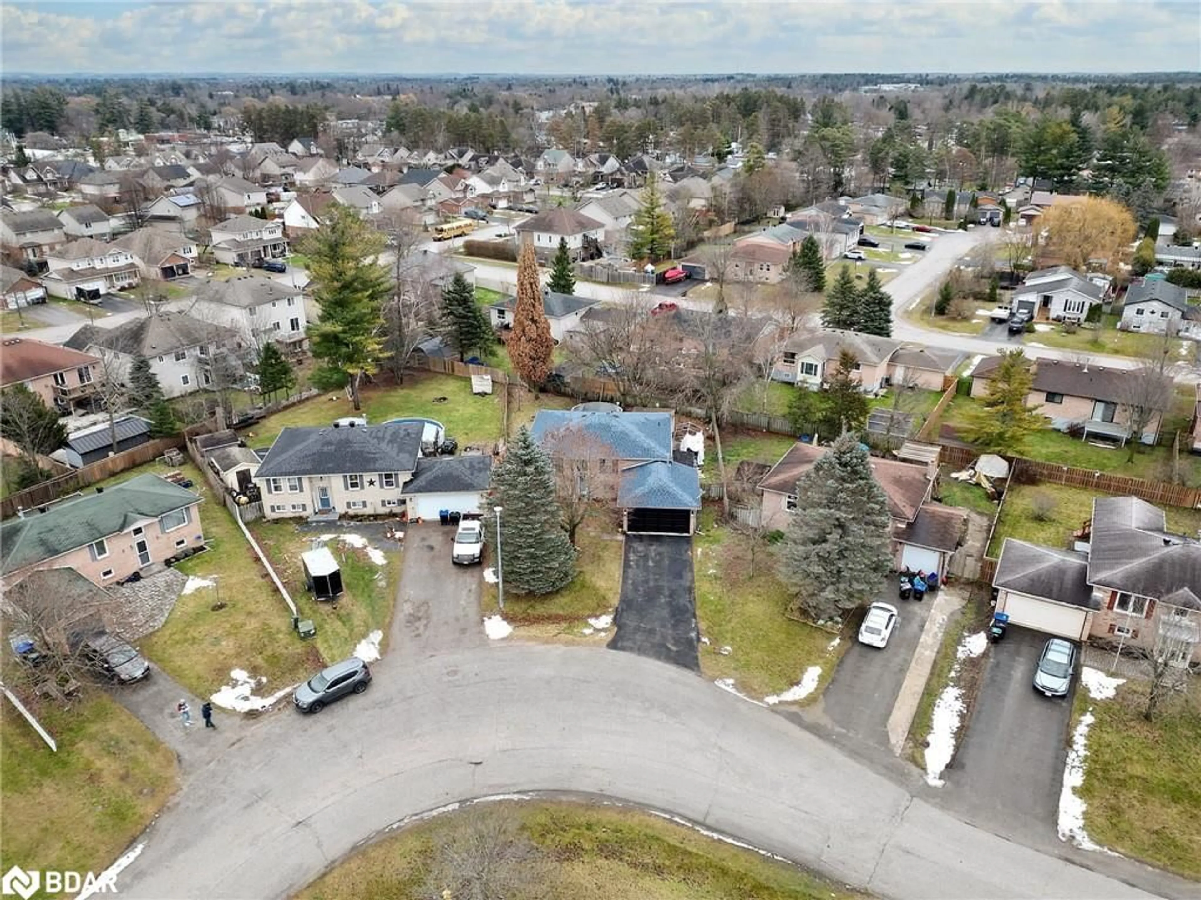 A pic from outside/outdoor area/front of a property/back of a property/a pic from drone, street for 43 Mccarthy Cres, Angus Ontario L3W 0J4