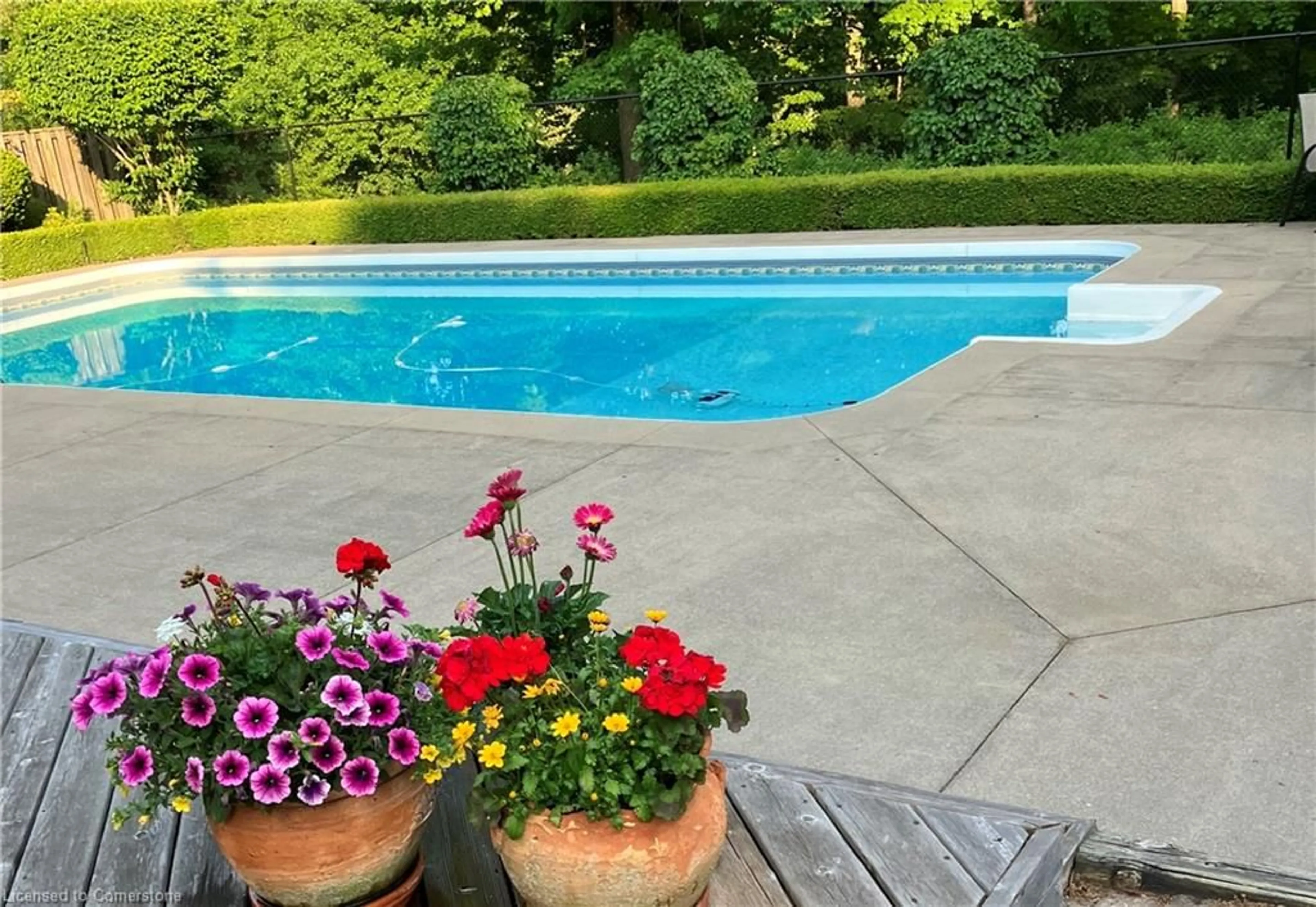 Indoor or outdoor pool for 25 Terrace Dr, Dundas Ontario L9H 3X1