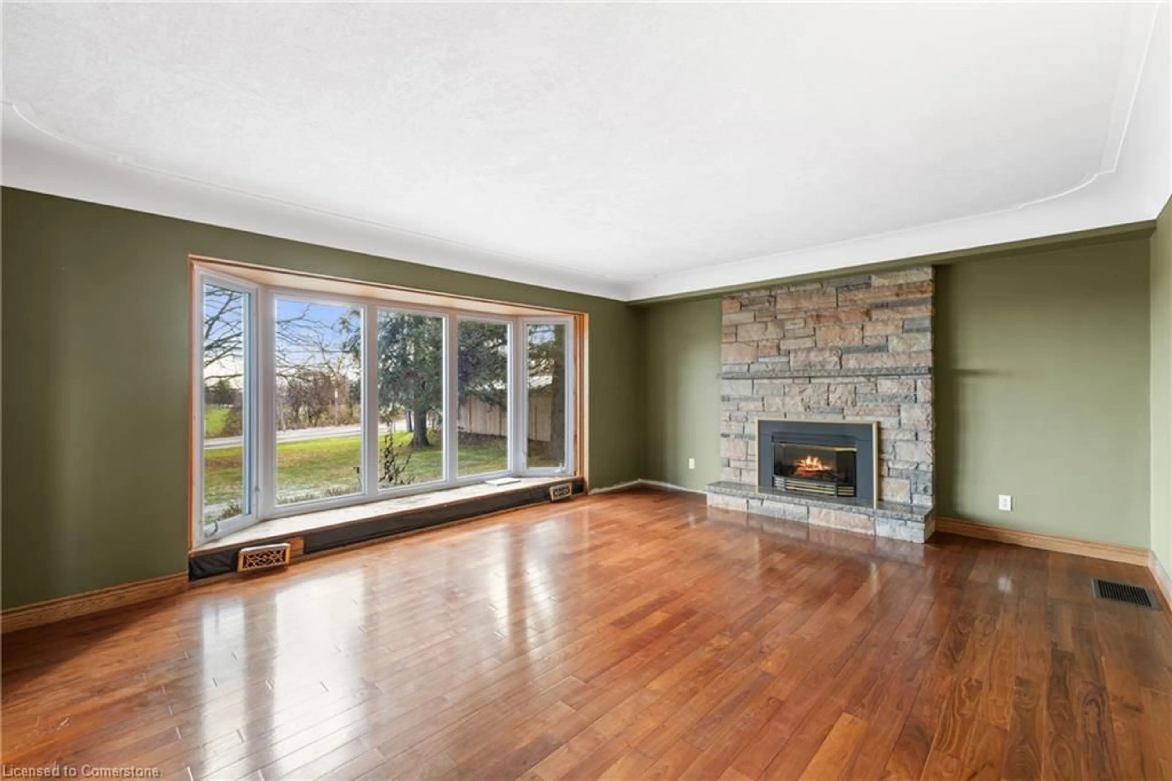 Living room, wood floors for 289 5th Con Rd E, Waterdown Ontario L0R 2H1