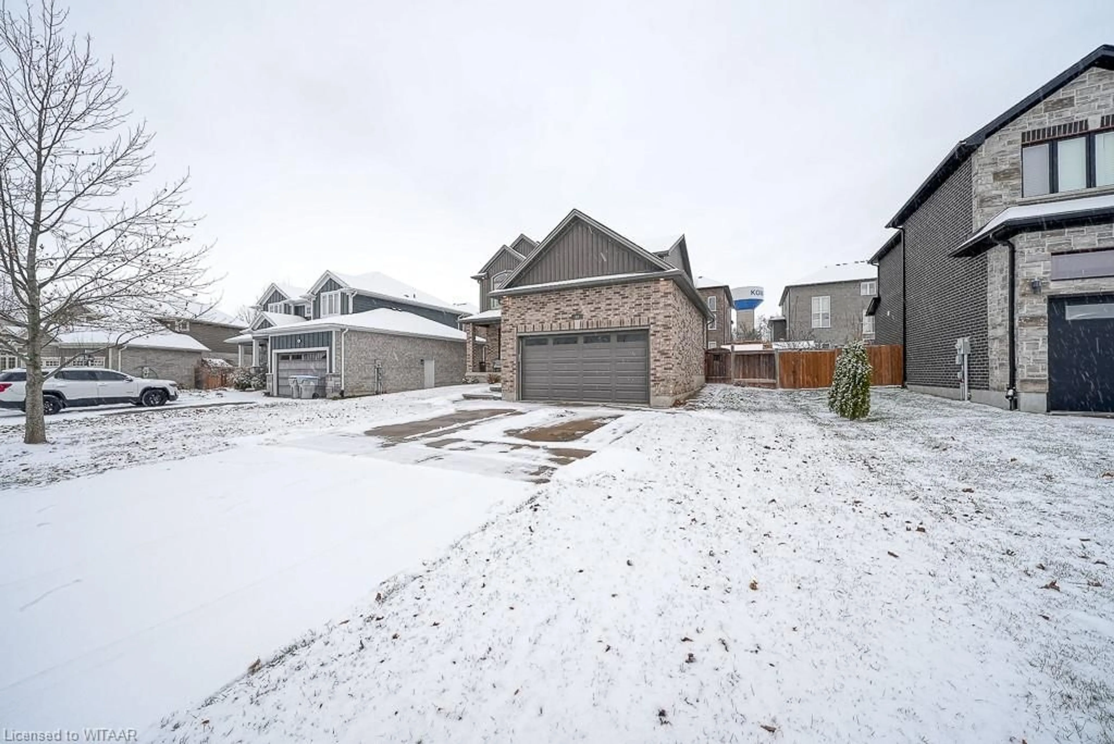 A pic from exterior of the house or condo, the street view for 82 Fieldstone Cres, Komoka Ontario N0L 1R0