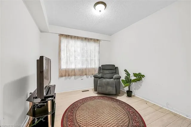 Additional property image - 376 Silverbirch Blvd