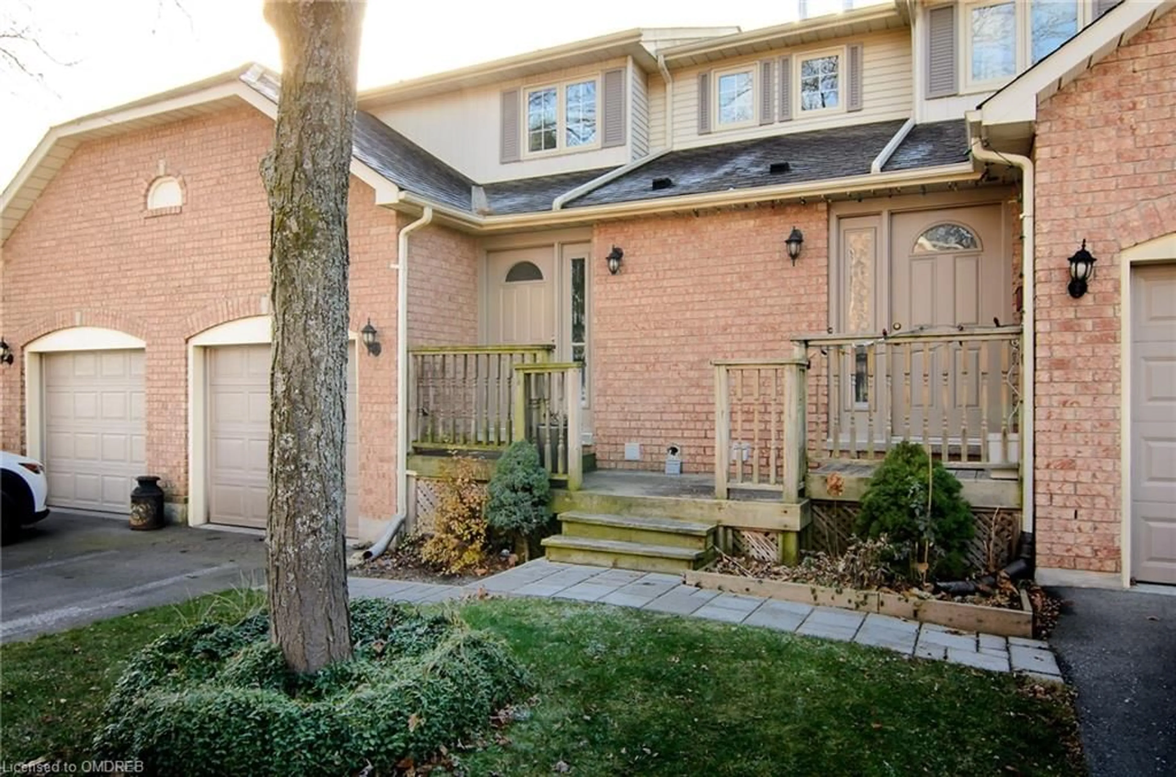 A pic from exterior of the house or condo, the fenced backyard for 79 Braeheid Avenue Ave #6, Waterdown Ontario L8B 0C6