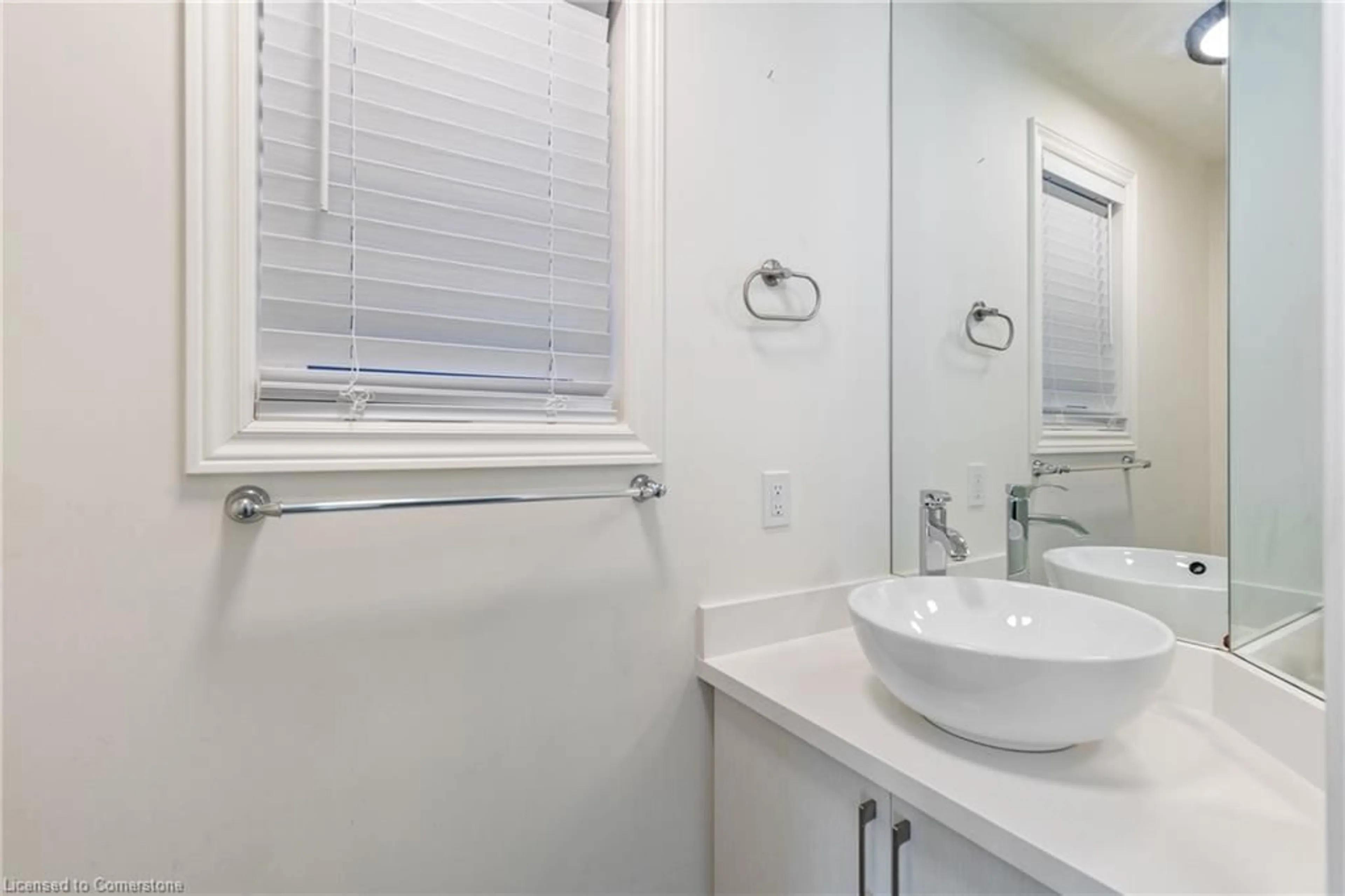 Standard bathroom for 730 Knox Ave, Hamilton Ontario L8H 6K6