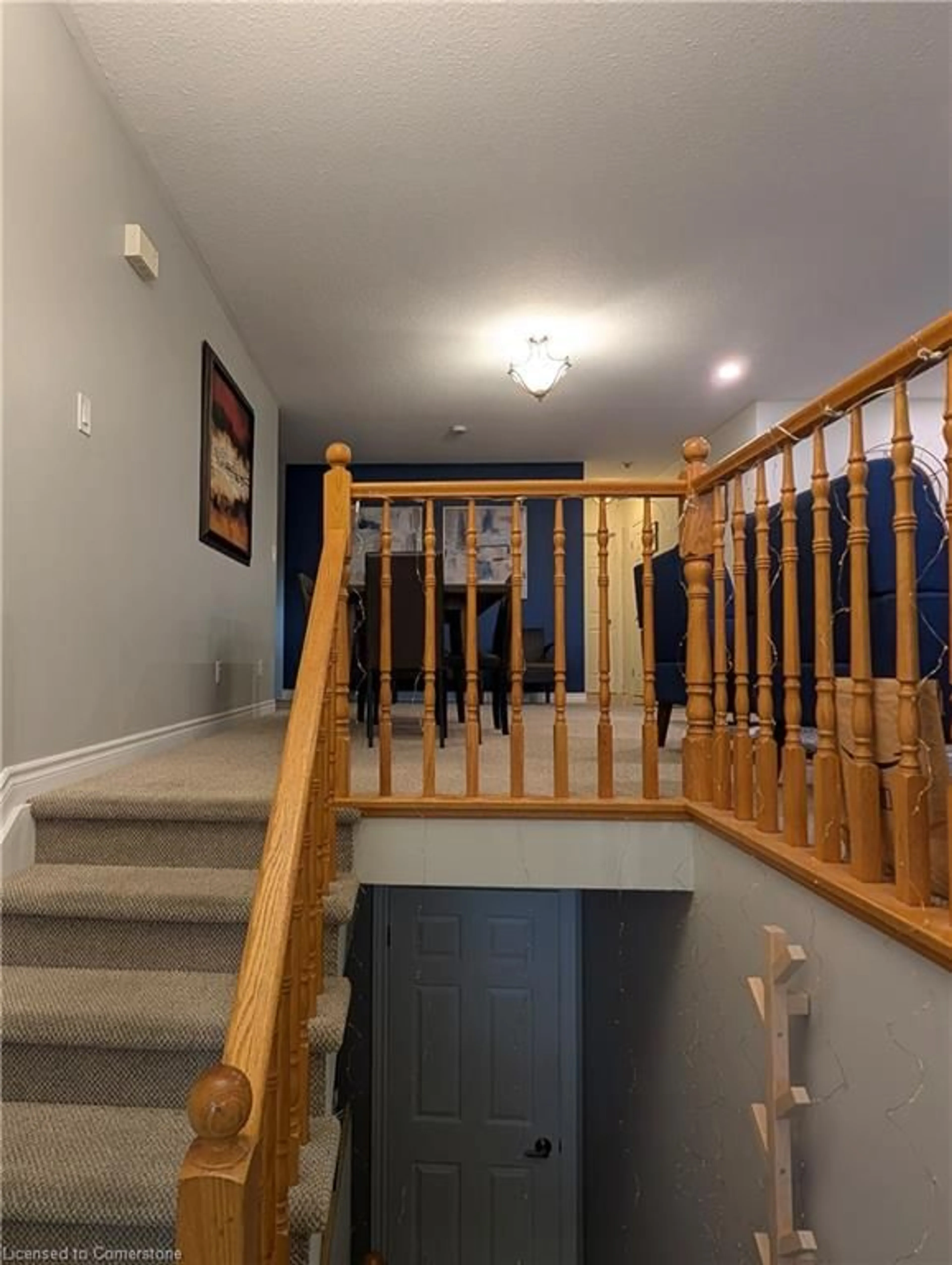 Indoor foyer, wood floors for 1 Rosedale Ave, St. Catharines Ontario L2P 1Y6