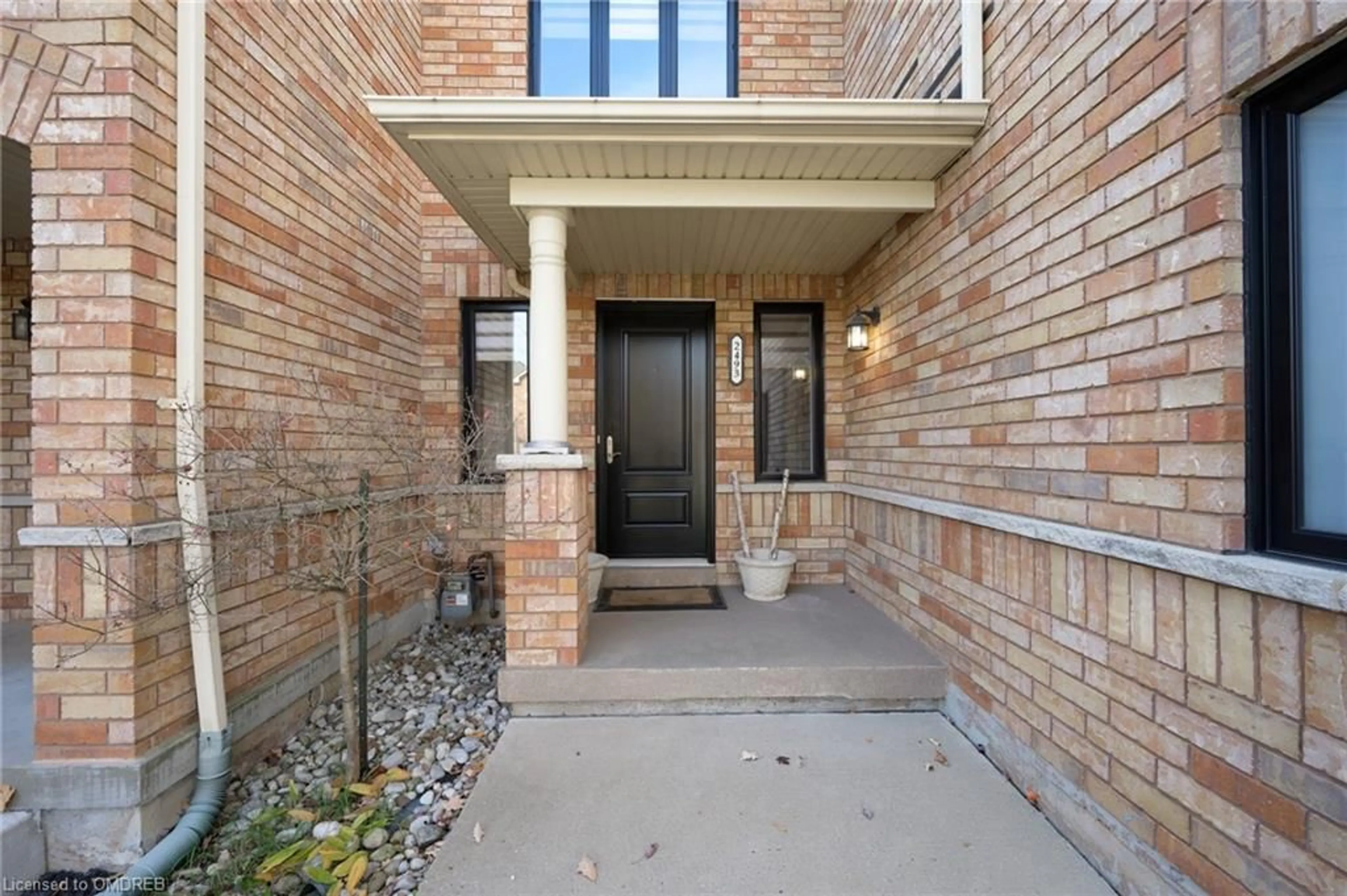 Home with brick exterior material for 2493 Newcastle Cres, Oakville Ontario L6M 4P3