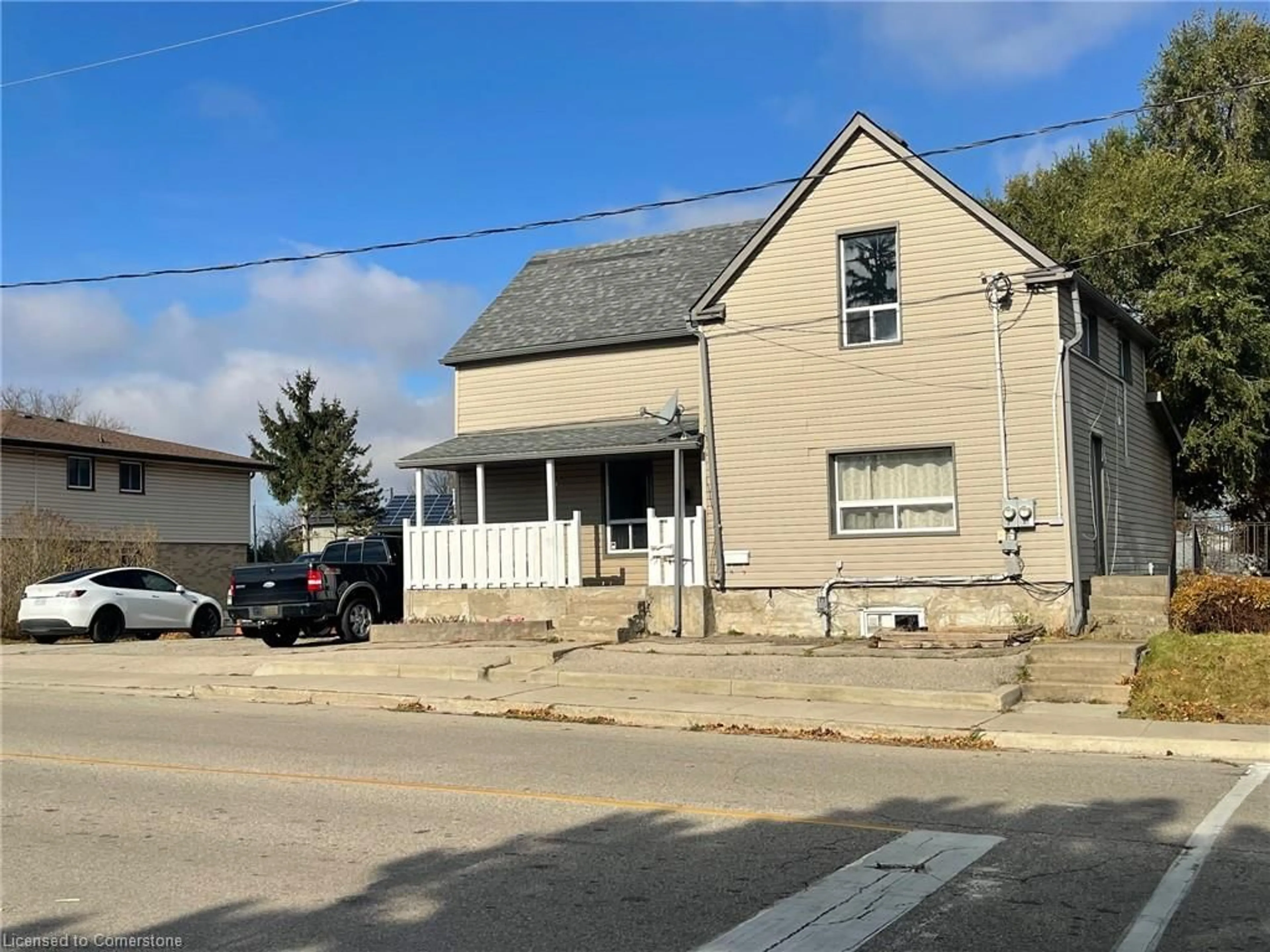 Frontside or backside of a home, the front or back of building for 767 Garden St, Cambridge Ontario N3H 4E4