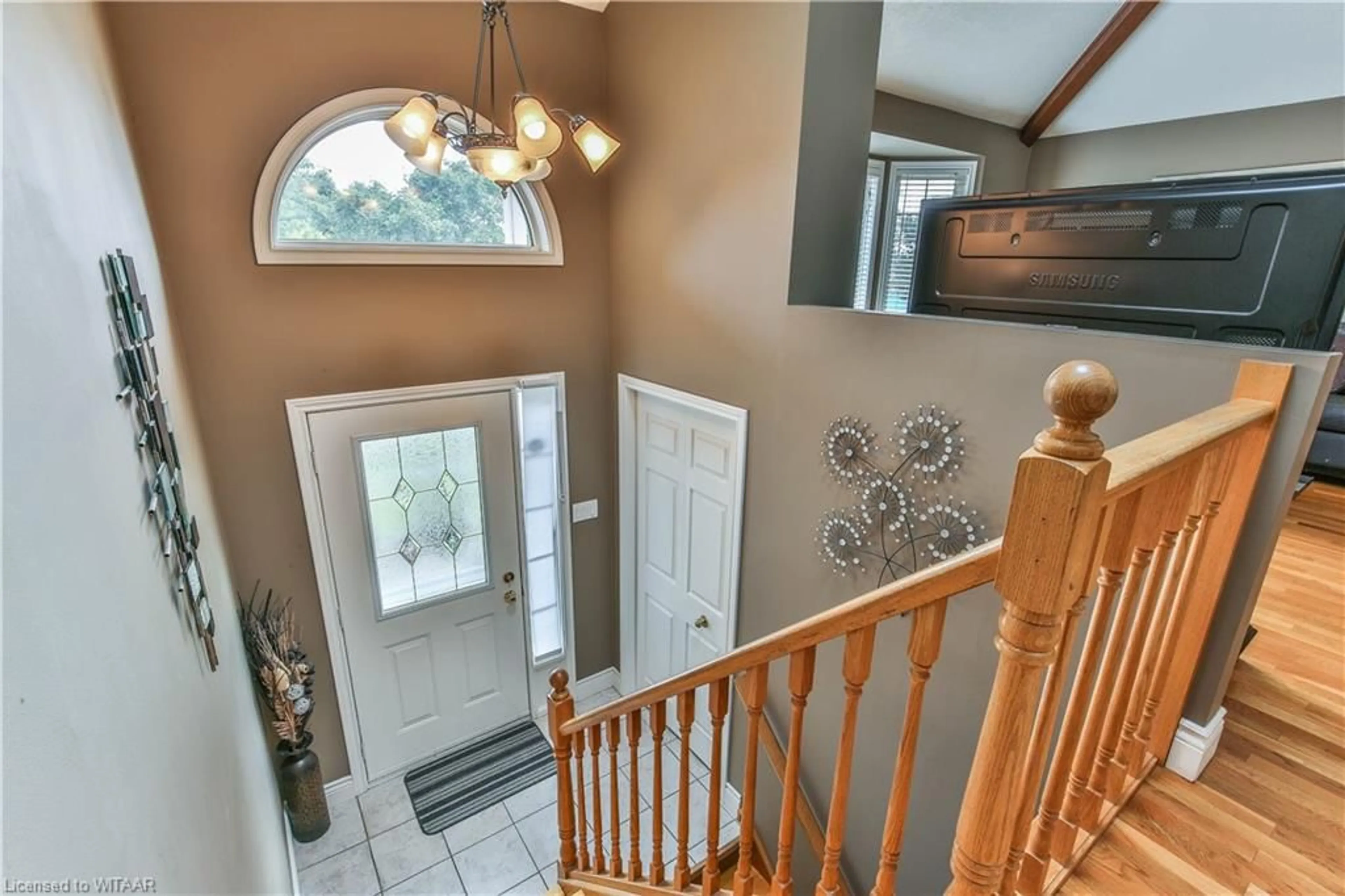 Indoor entryway, wood floors for 46 Hodgins Cres, Woodstock Ontario N4V 1A8